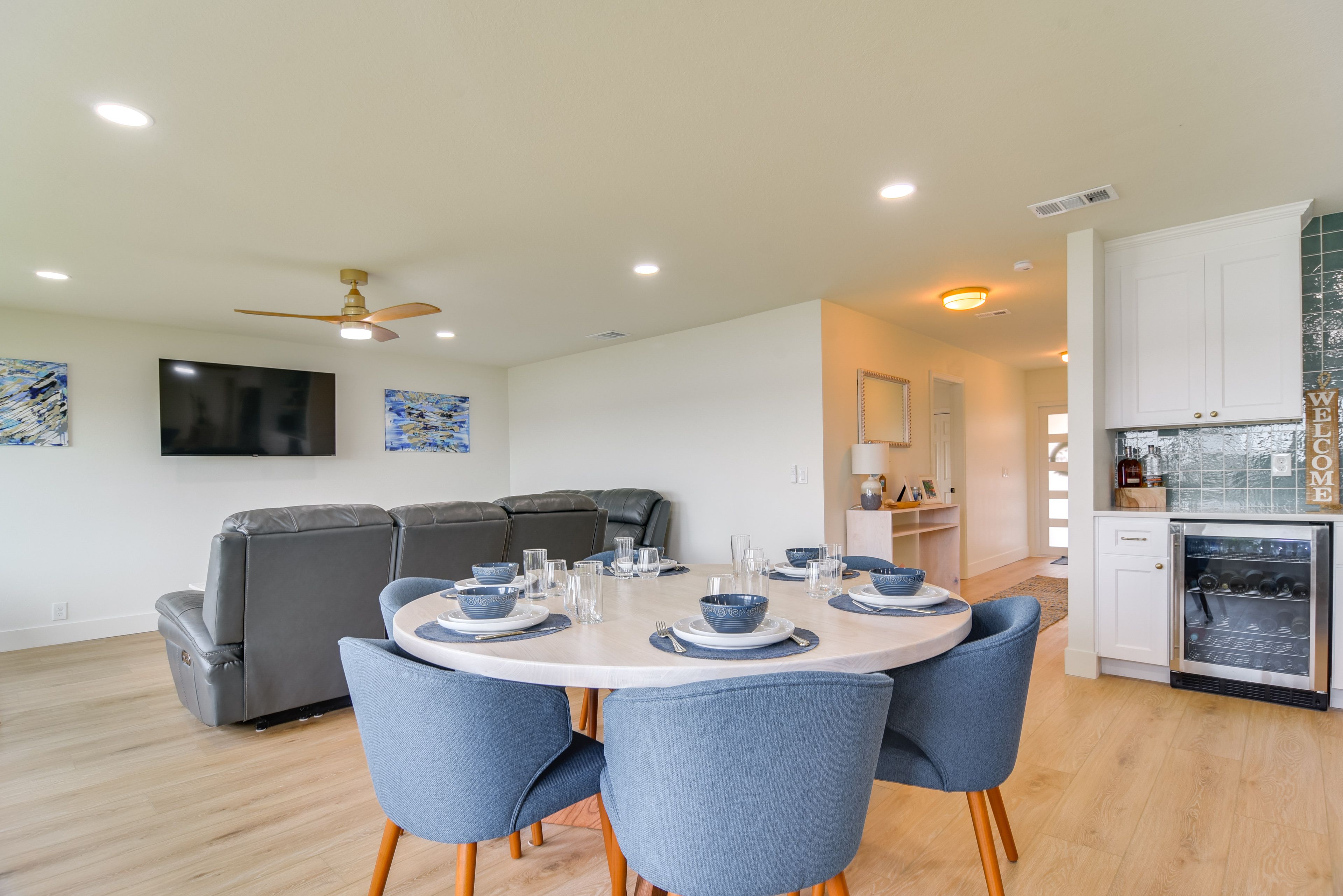 Dining Area | Dishware/Flatware Provided