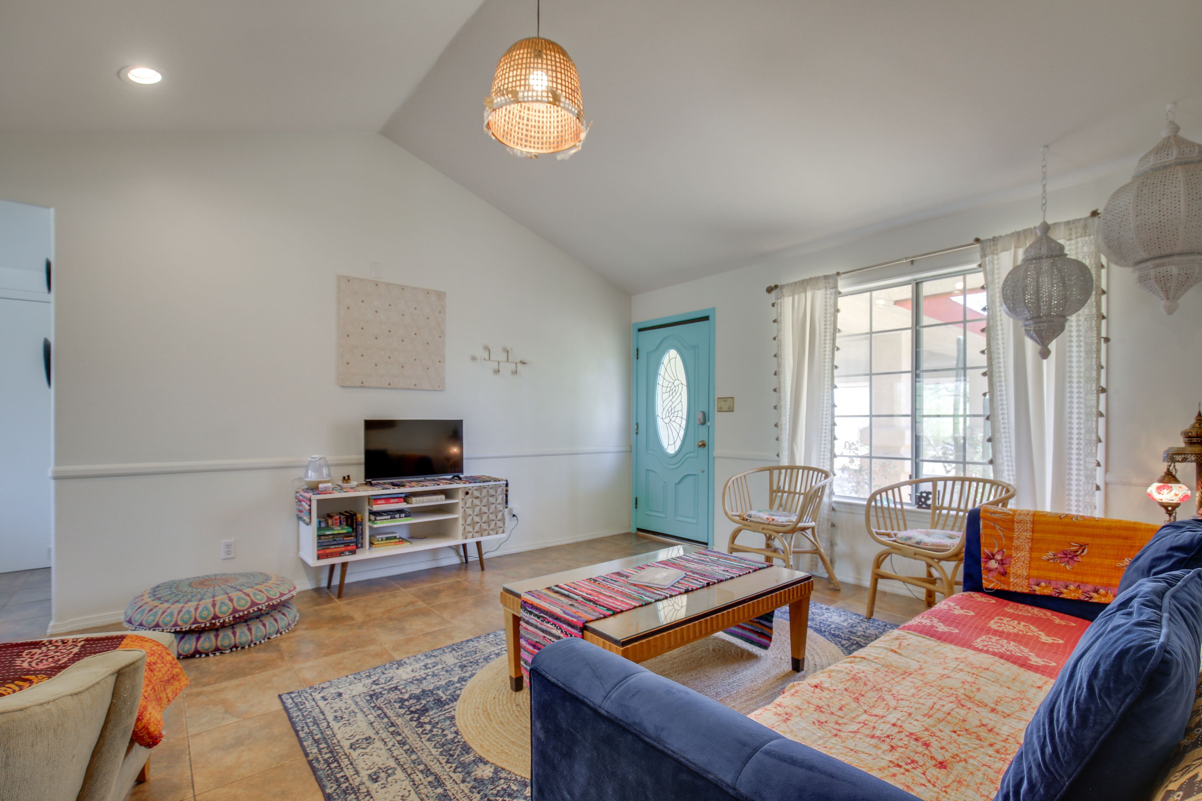 Living Room | Free WiFi | Smart TV | Central A/C & Heating