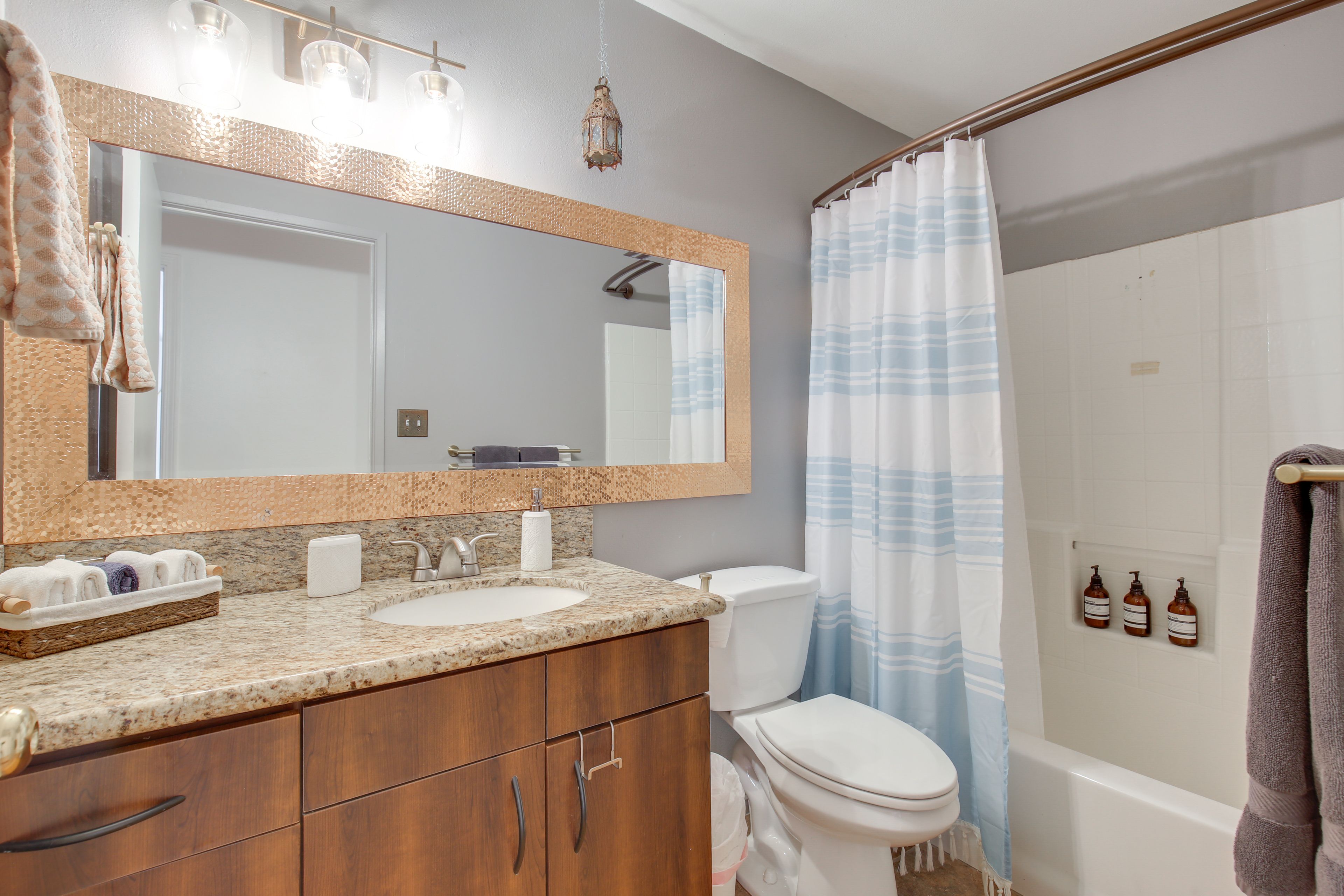 Full Bathroom | Complimentary Toiletries