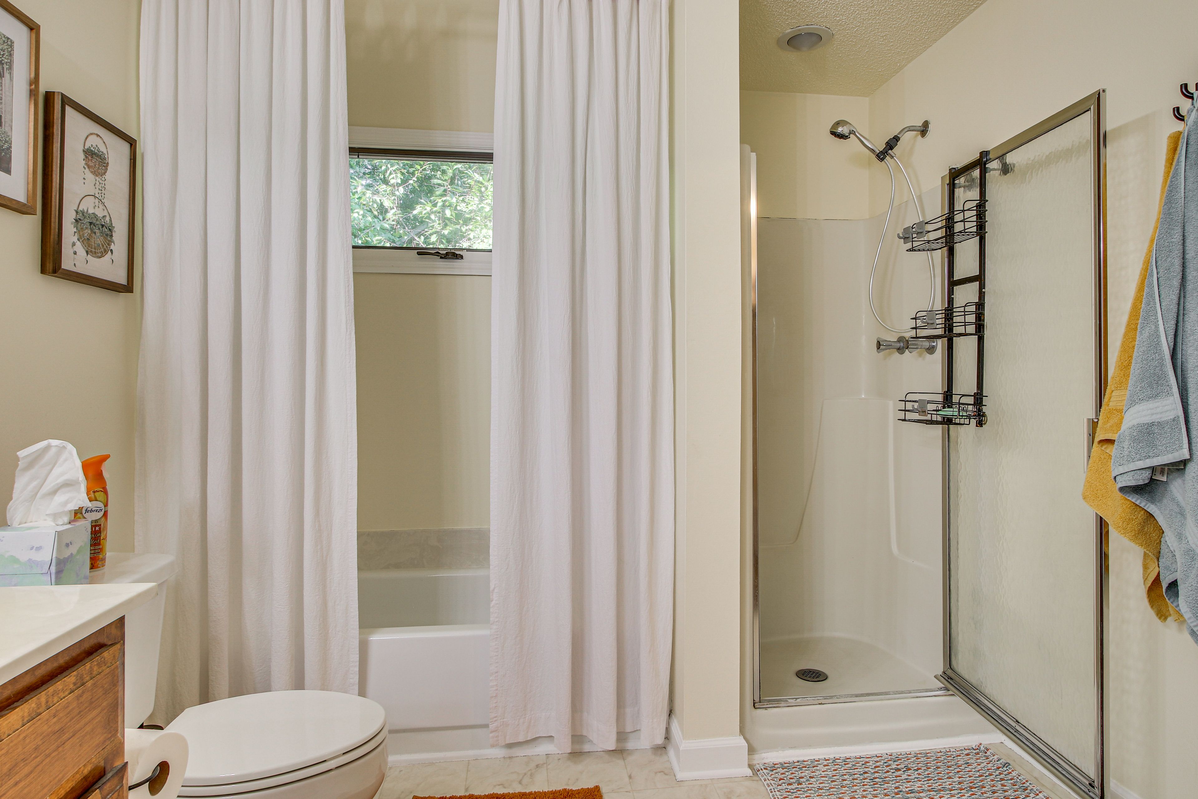 Full Bathroom | 2nd Floor | Towels Provided