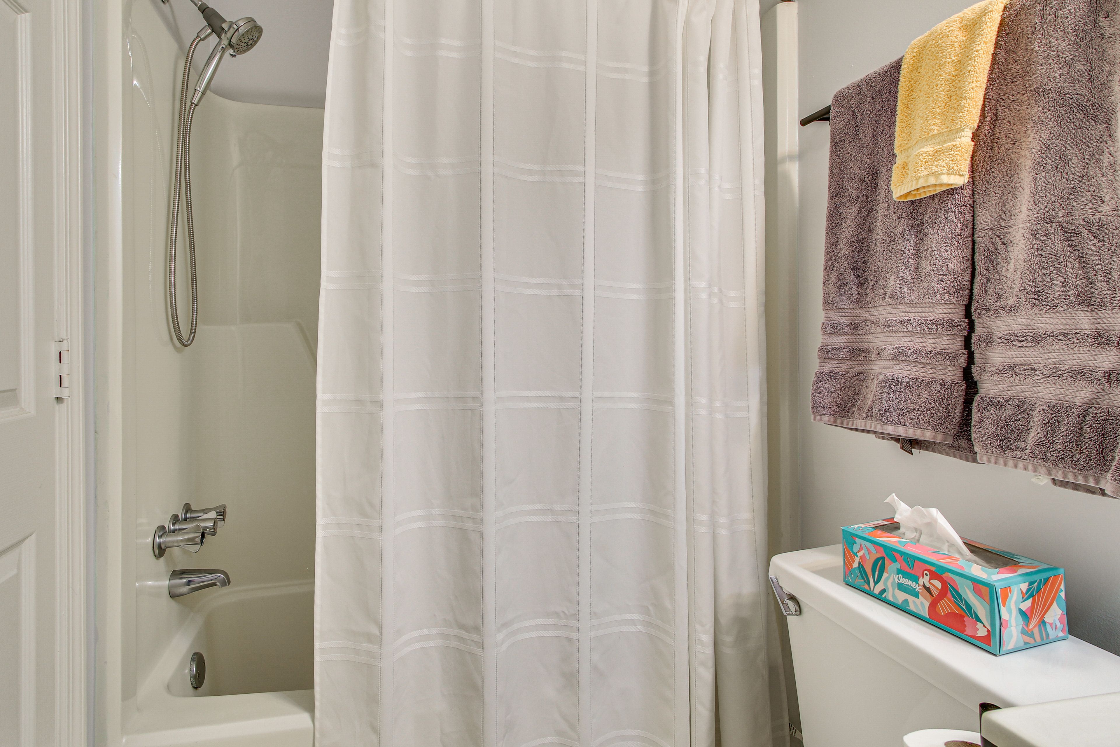 Full Bathroom | 2nd Floor | Complimentary Toiletries