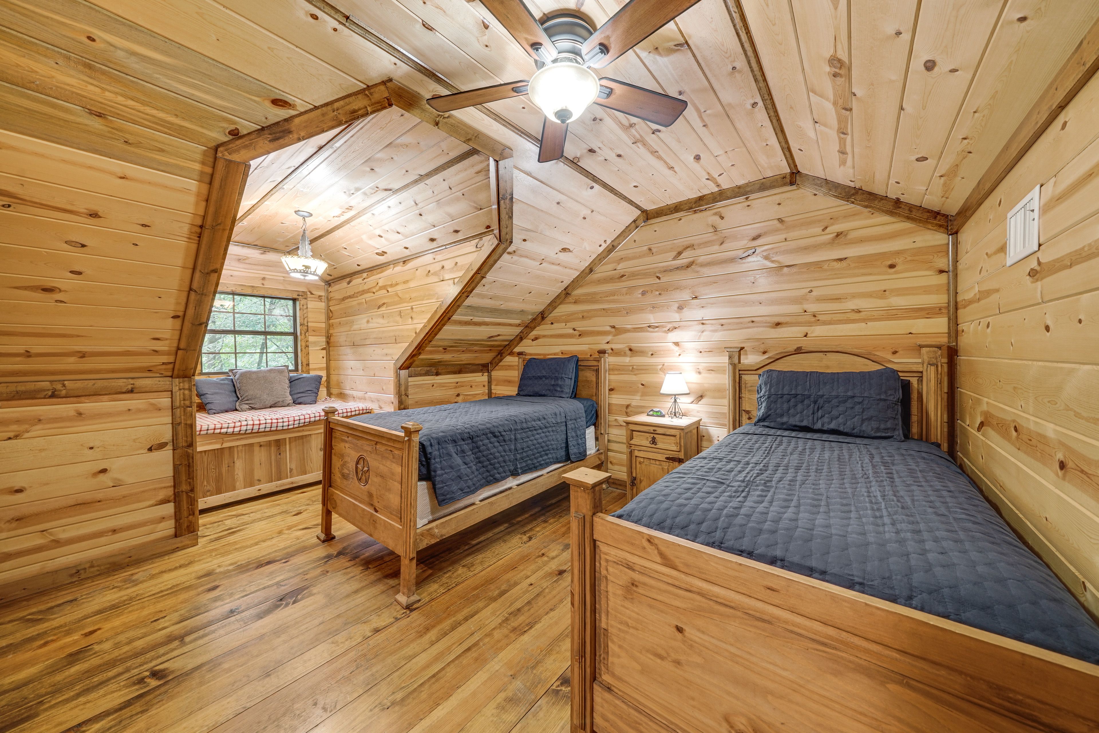Bedroom 3 | 2 Twin Beds | Reading Nook | 2nd Floor