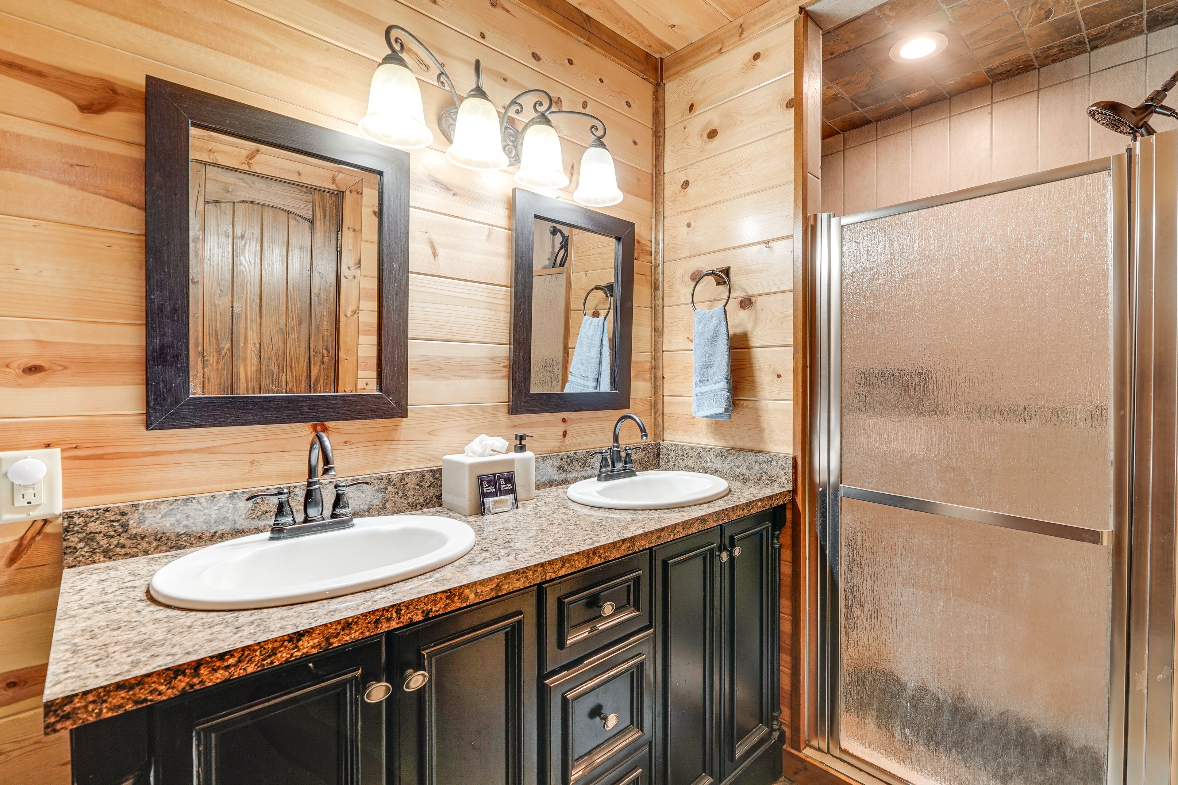 Full Bath | Towels | 1st Floor