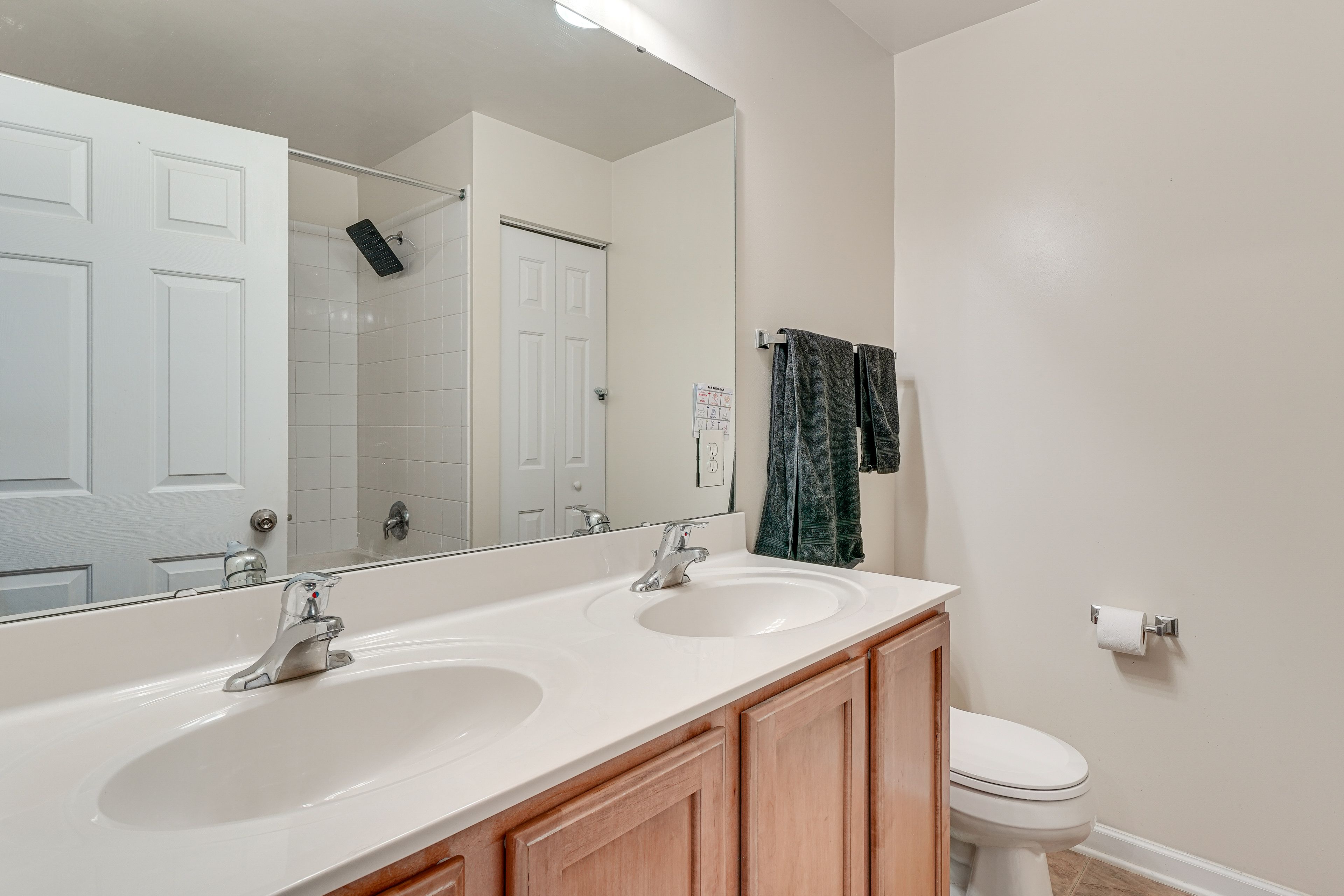 Full Bathroom | Towels Provided | 2nd Floor