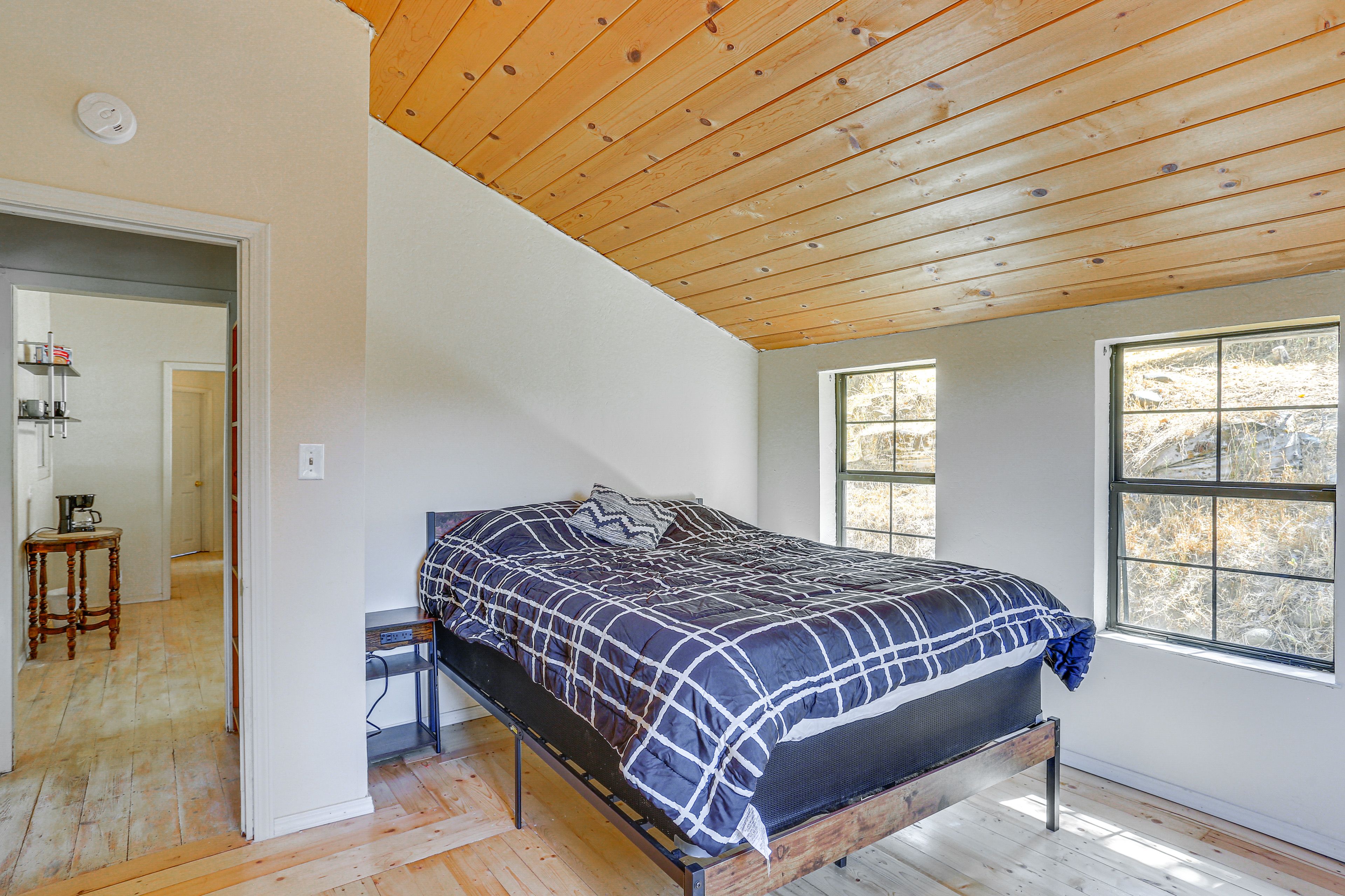 Bedroom 1 | 1st Floor | Queen Bed