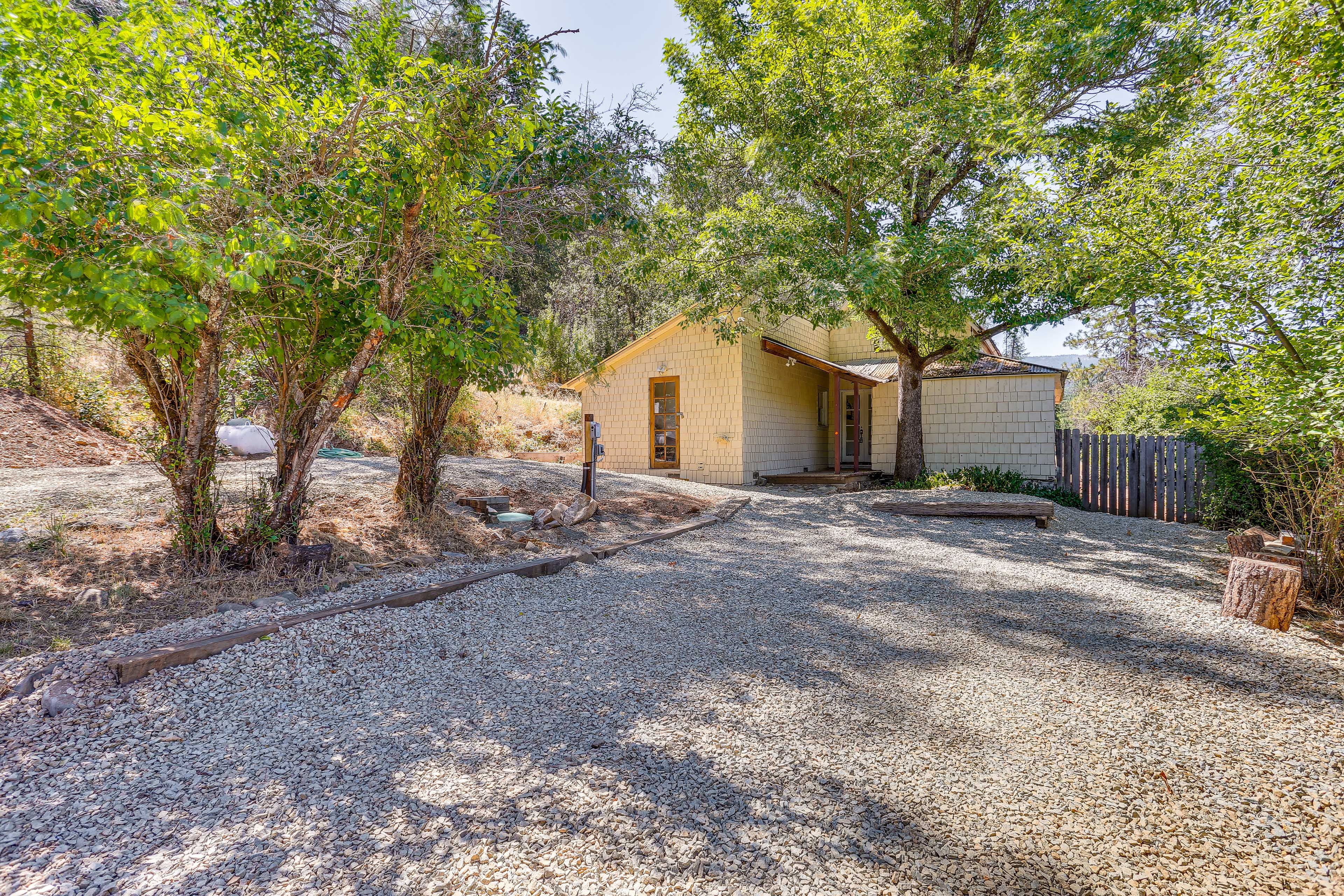 Parking | Gravel Driveway (4 Vehicles)