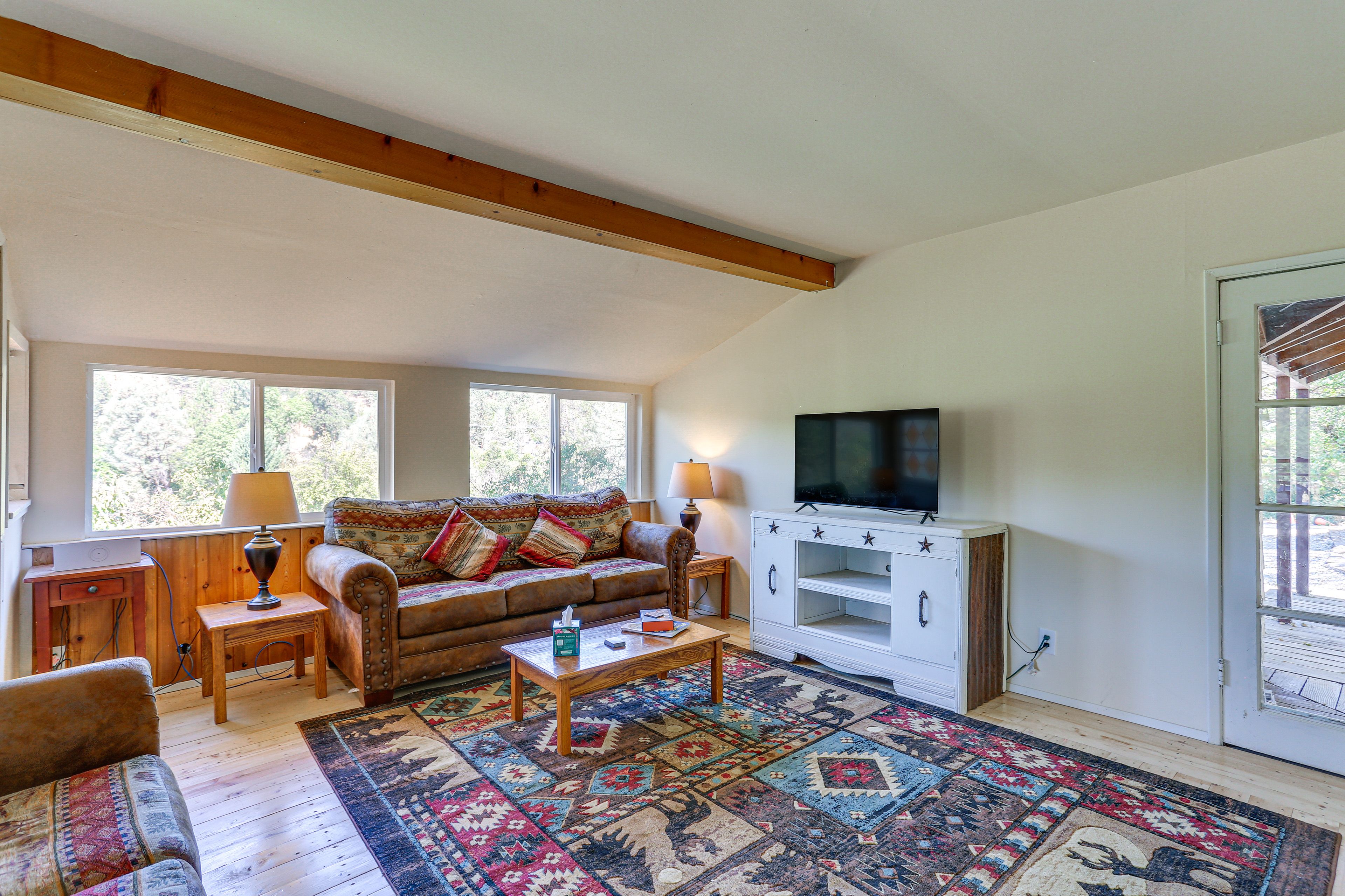 Living Room | 1st Floor | Queen Sleeper Sofa | Smart TV | Books