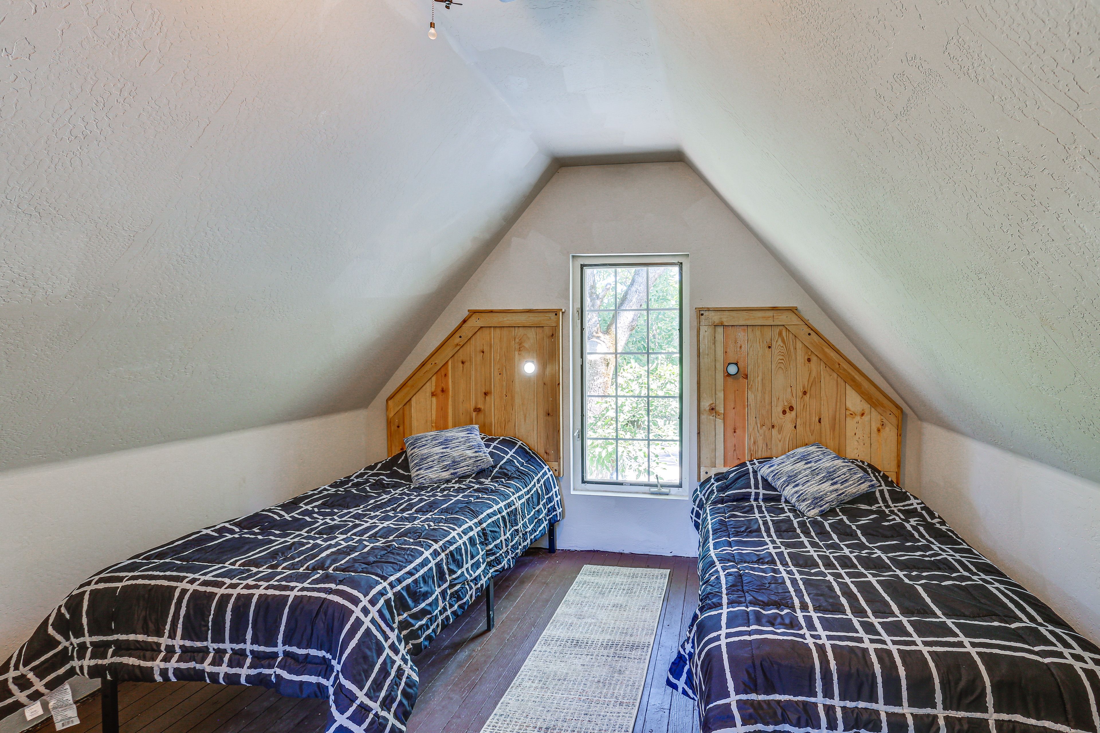 Bedroom 2 | 2nd Floor | 2 Twin Beds