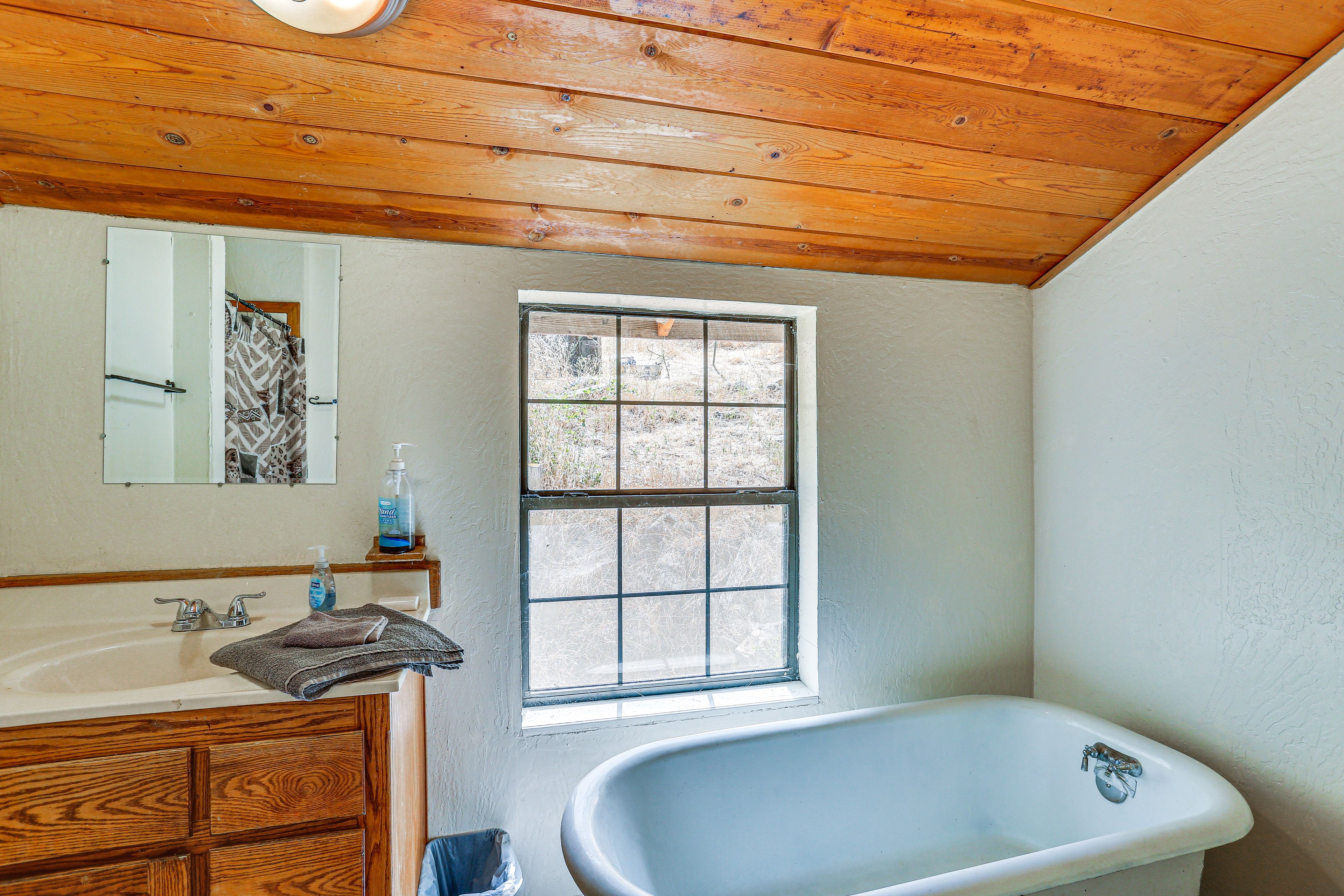 Full Bathroom | 1st Floor