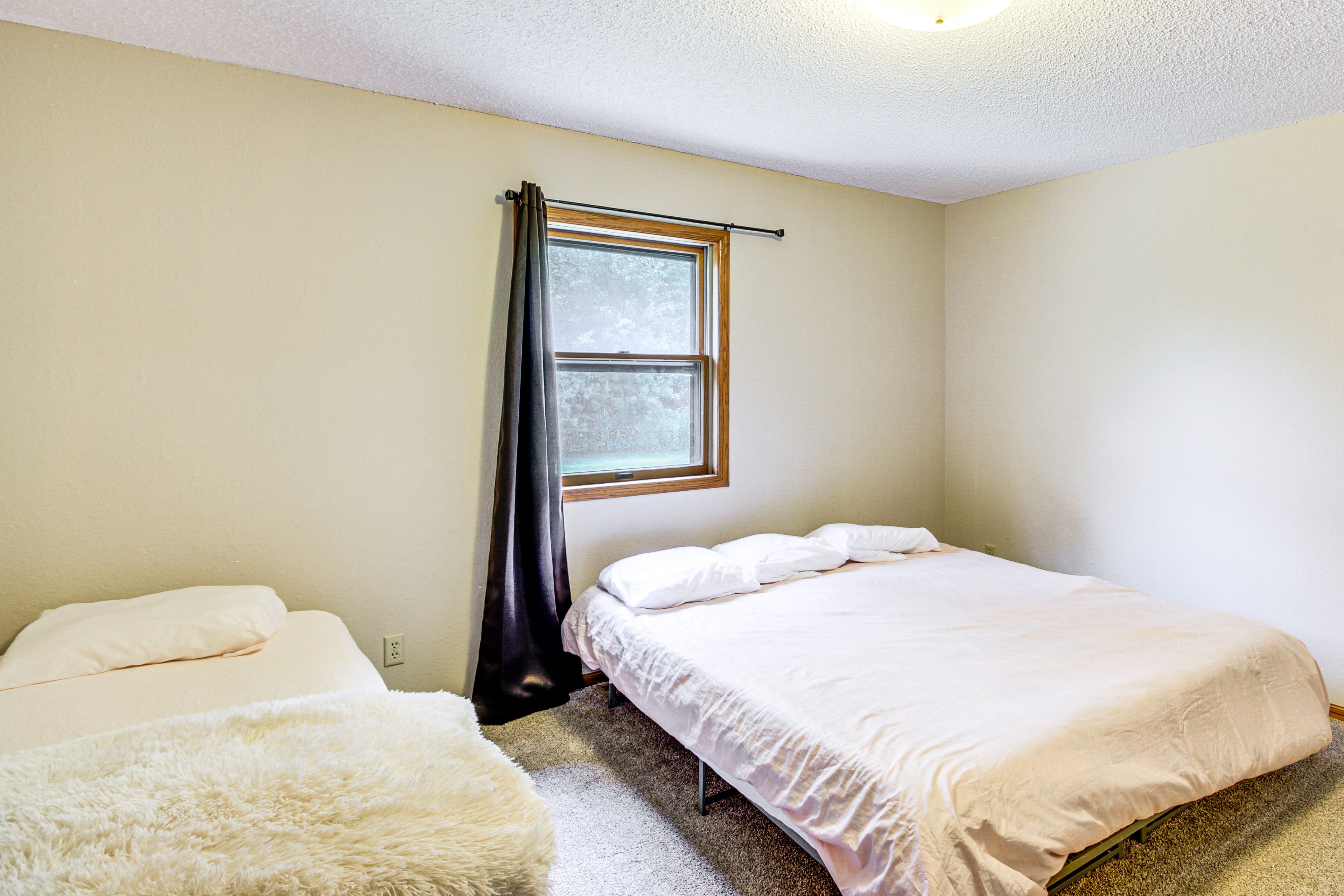 Bedroom 2 | King Bed | Twin Bed