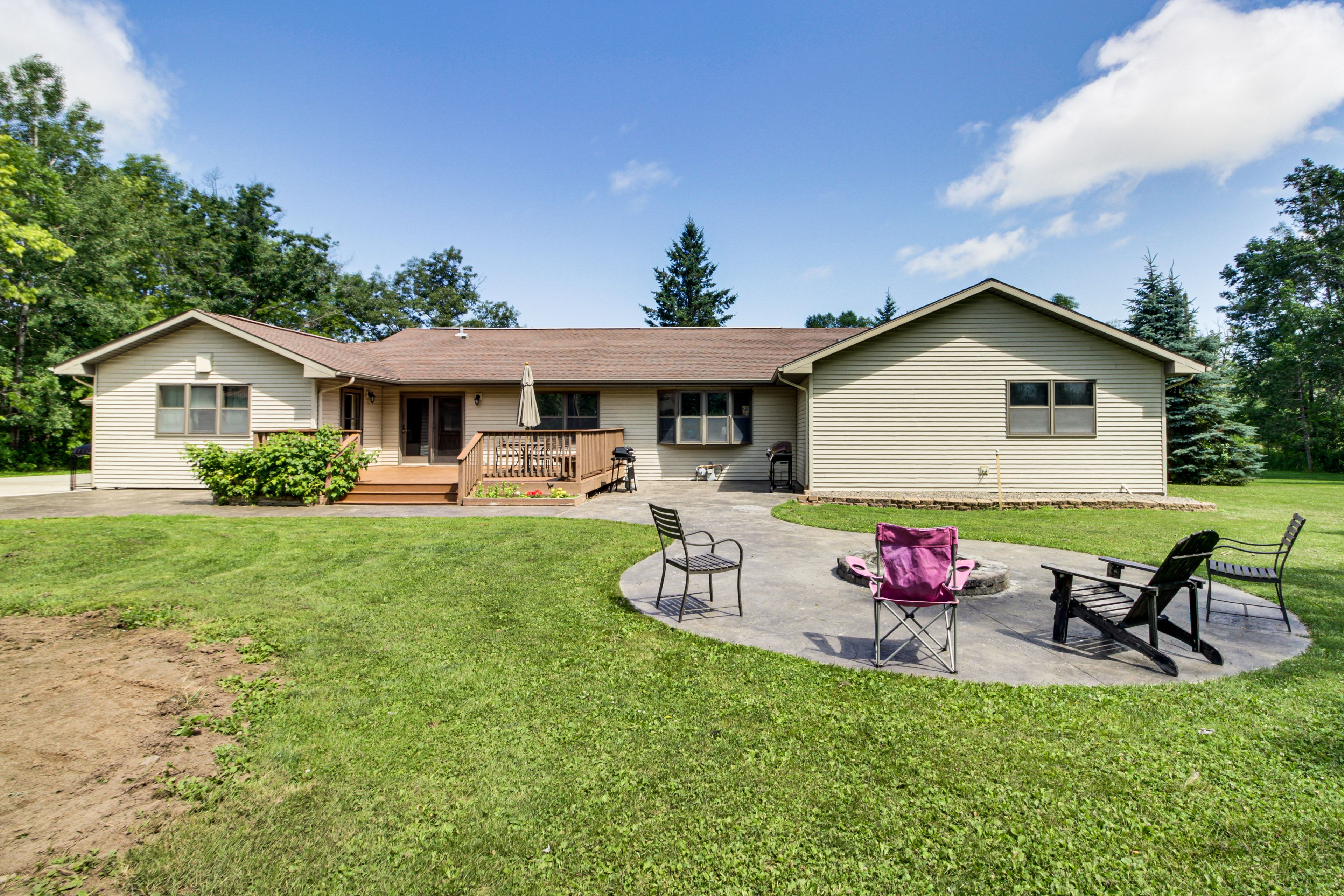 House Exterior | Badminton Net | 2 Gas Grills | Dining Area | Fire Pit