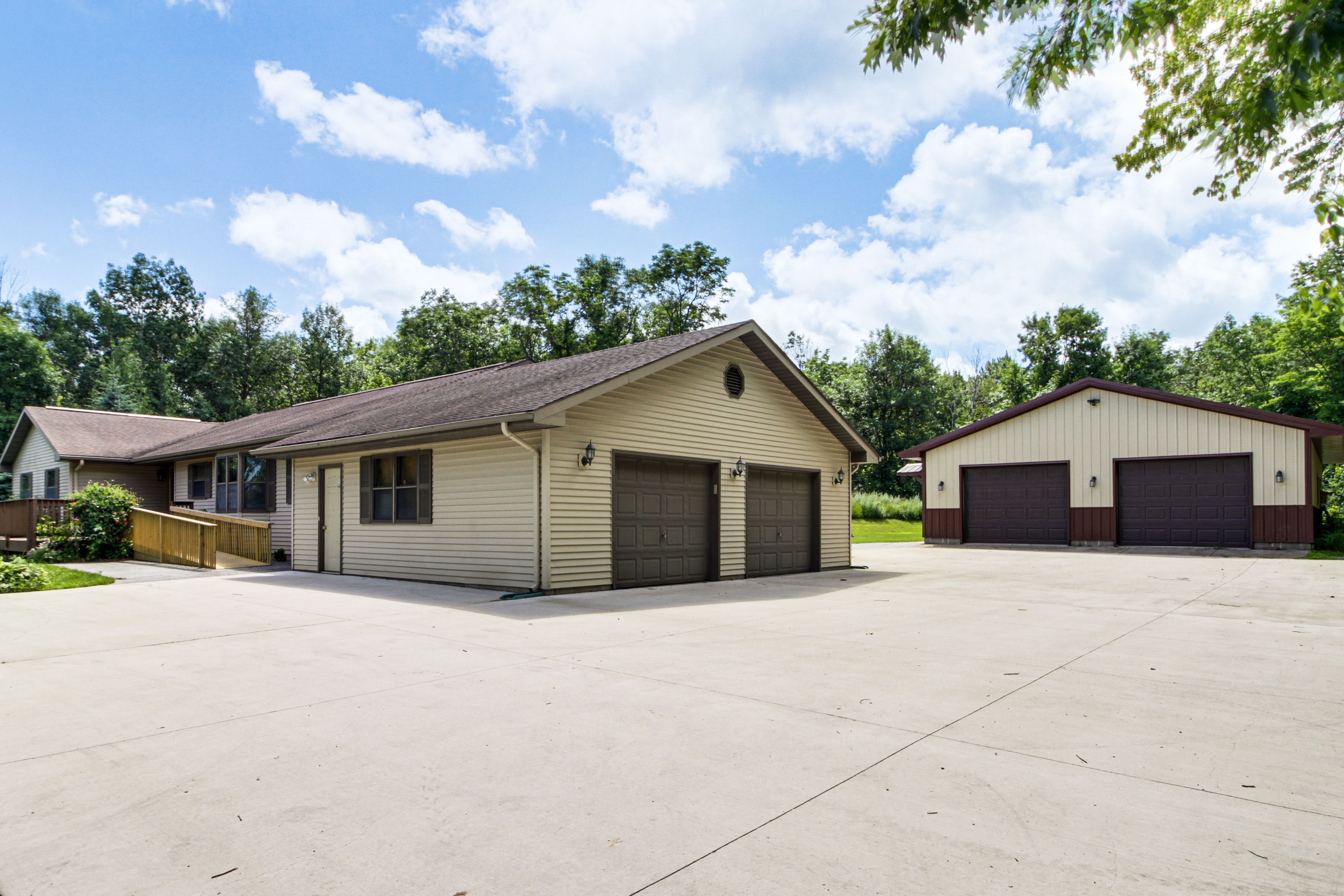 Parking | Driveway (8 Vehicles) | Trailer/Boat Parking Allowed