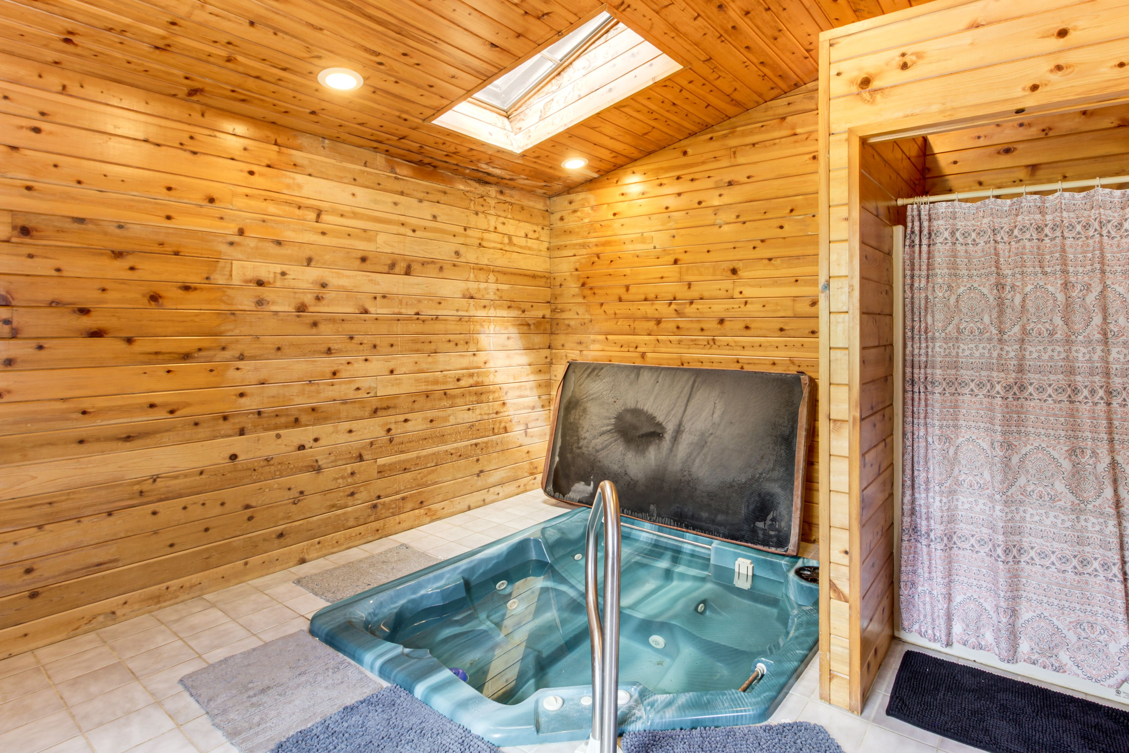 Private Hot Tub | Central Air Conditioning/Heat