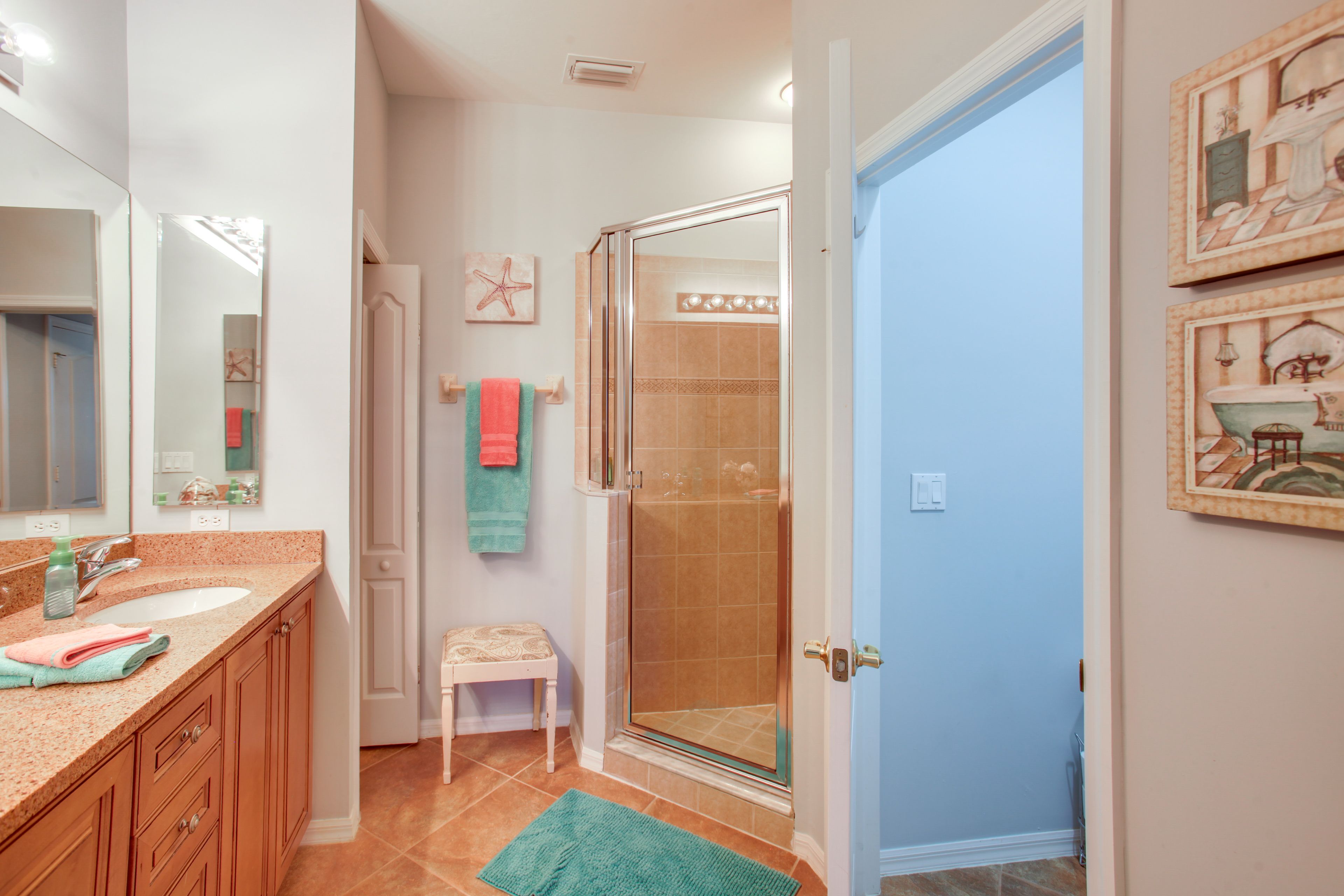 Full Bathroom | Towels Provided