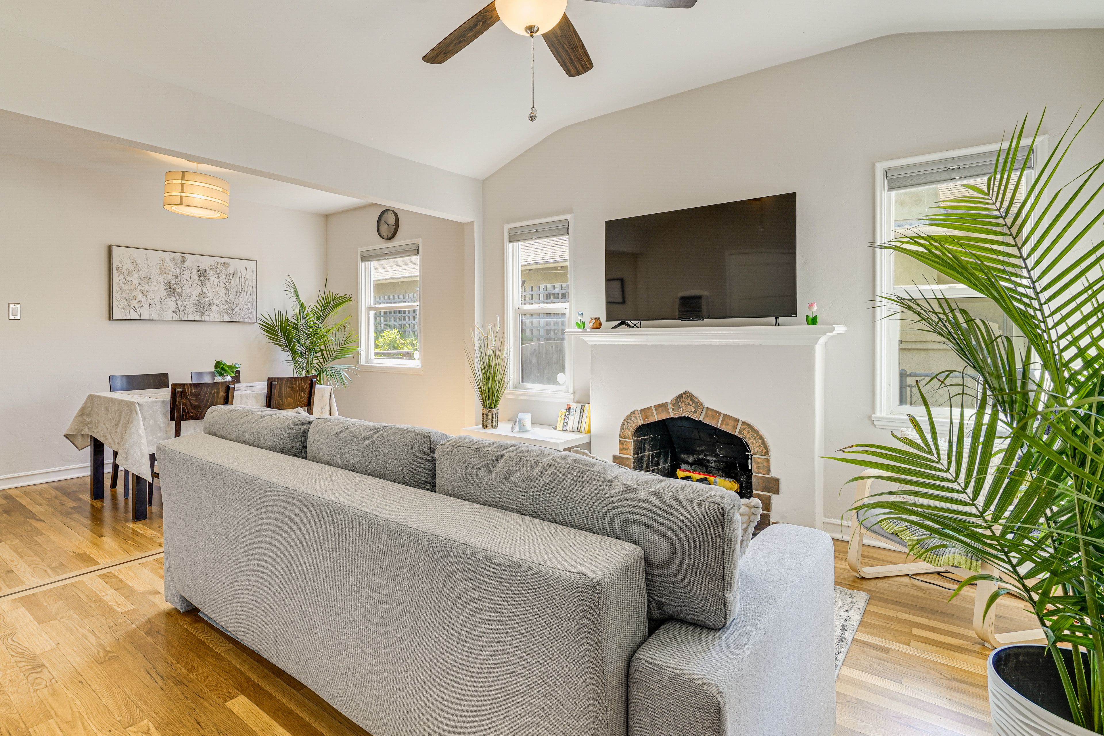 Living Room | Full Sleeper Sofa | Smart TV | Free WiFi | Central Heating