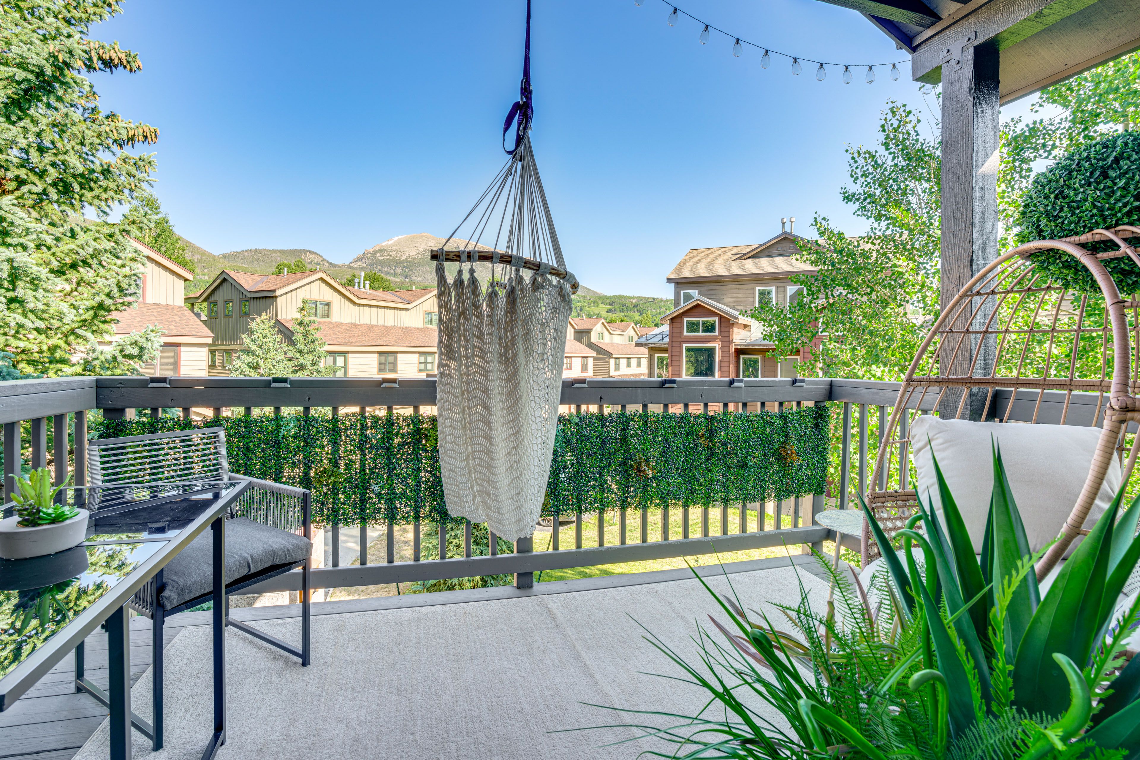 Exterior | Balcony | Outdoor Seating | Mountain Views