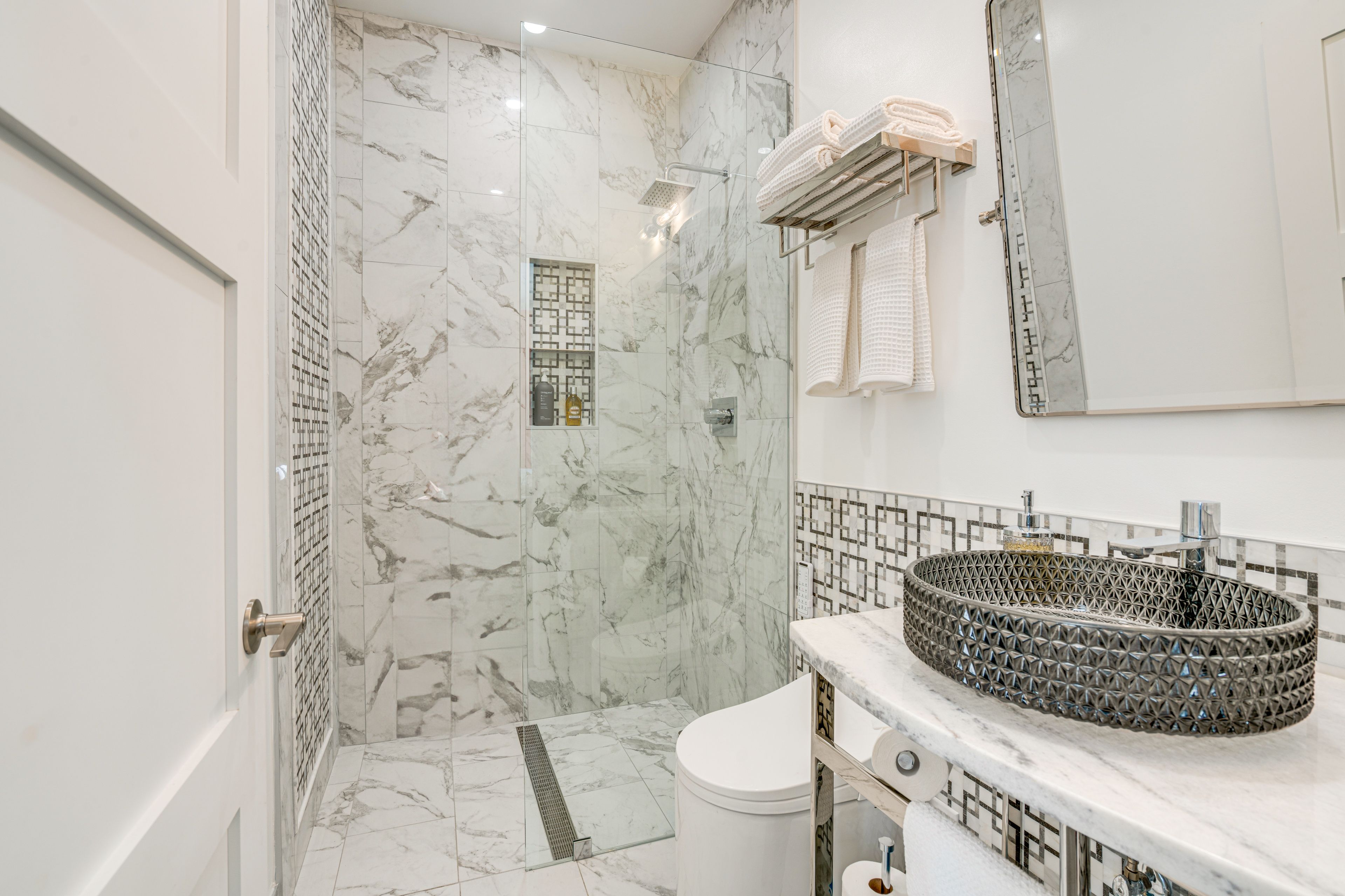 Full Bathroom | Main Level | Towels Provided | Complimentary Toiletries