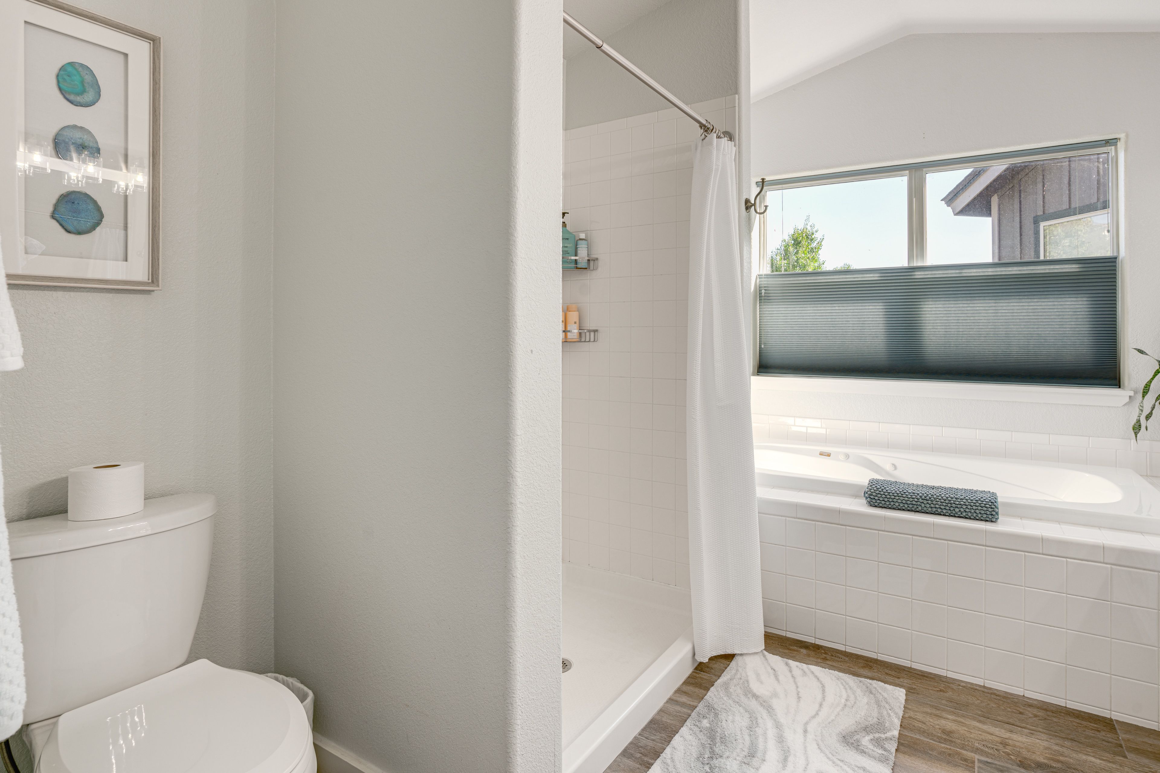 Full Bathroom | Upper Level | Jetted Tub