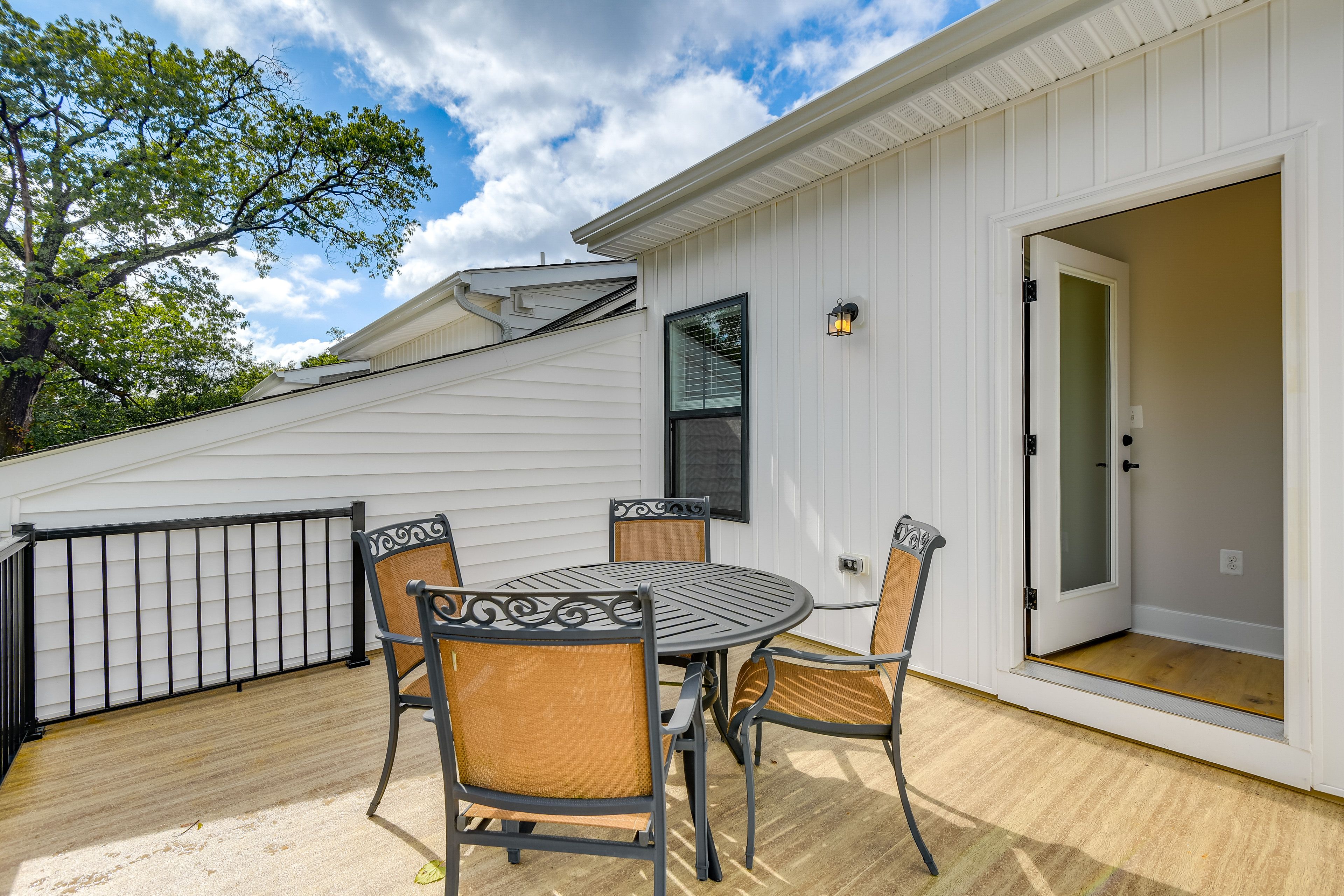 Private Balcony | Dining Set