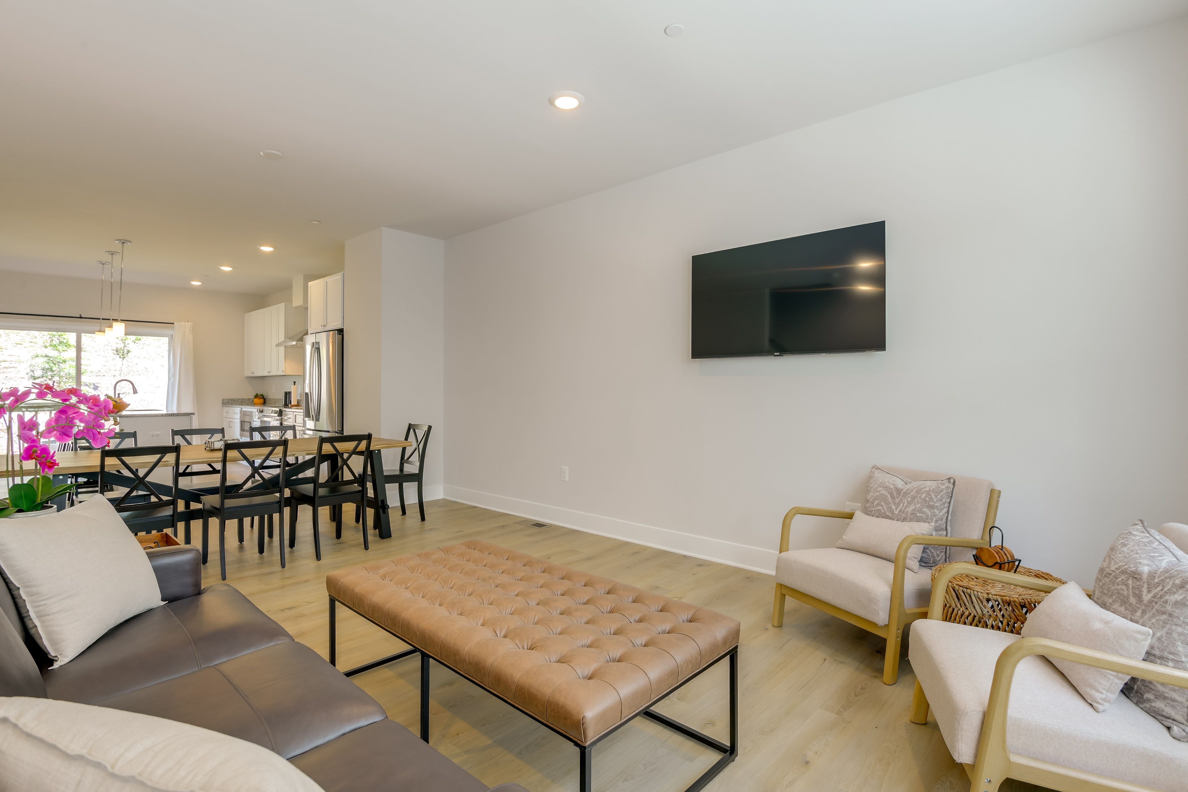 Living Room | Free WiFi | Electric Heating & A/C | Smart TV | Level 2