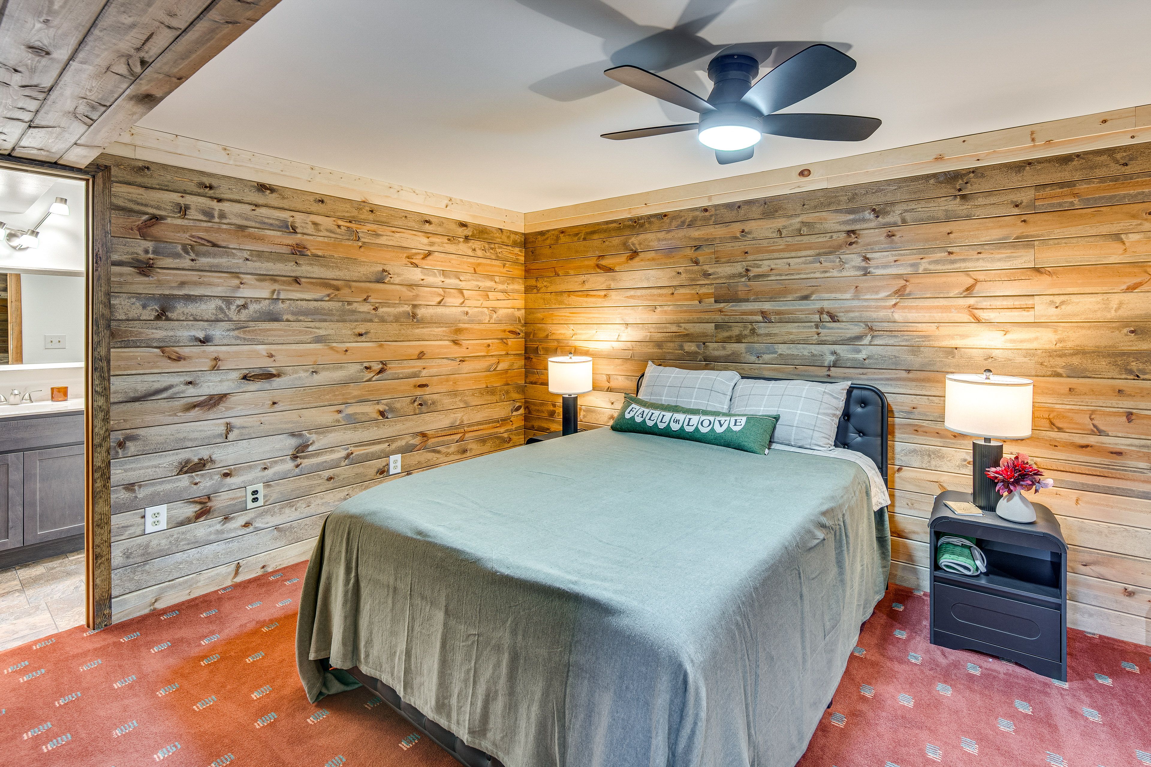 Bedroom | Queen Bed | Linens