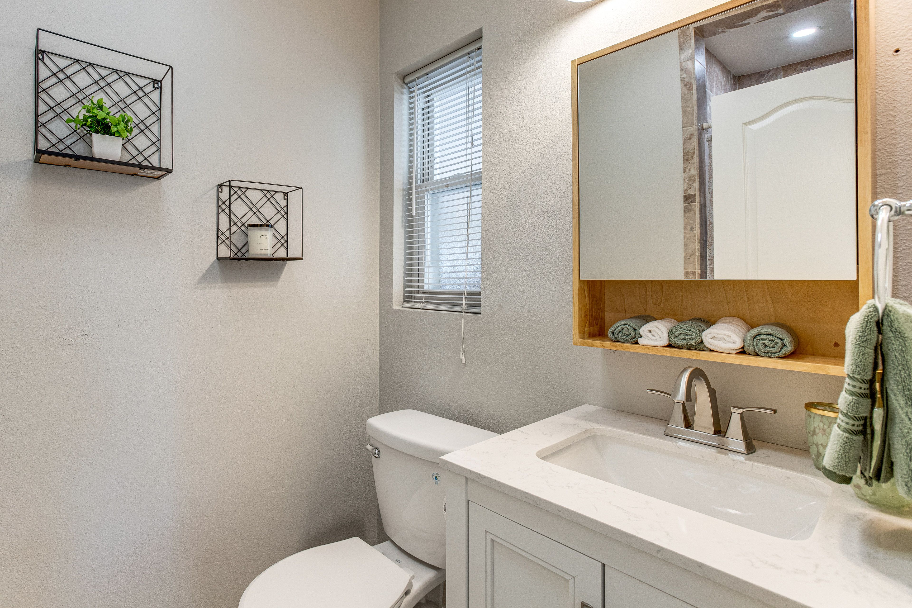 Full Bathroom | Towels Provided