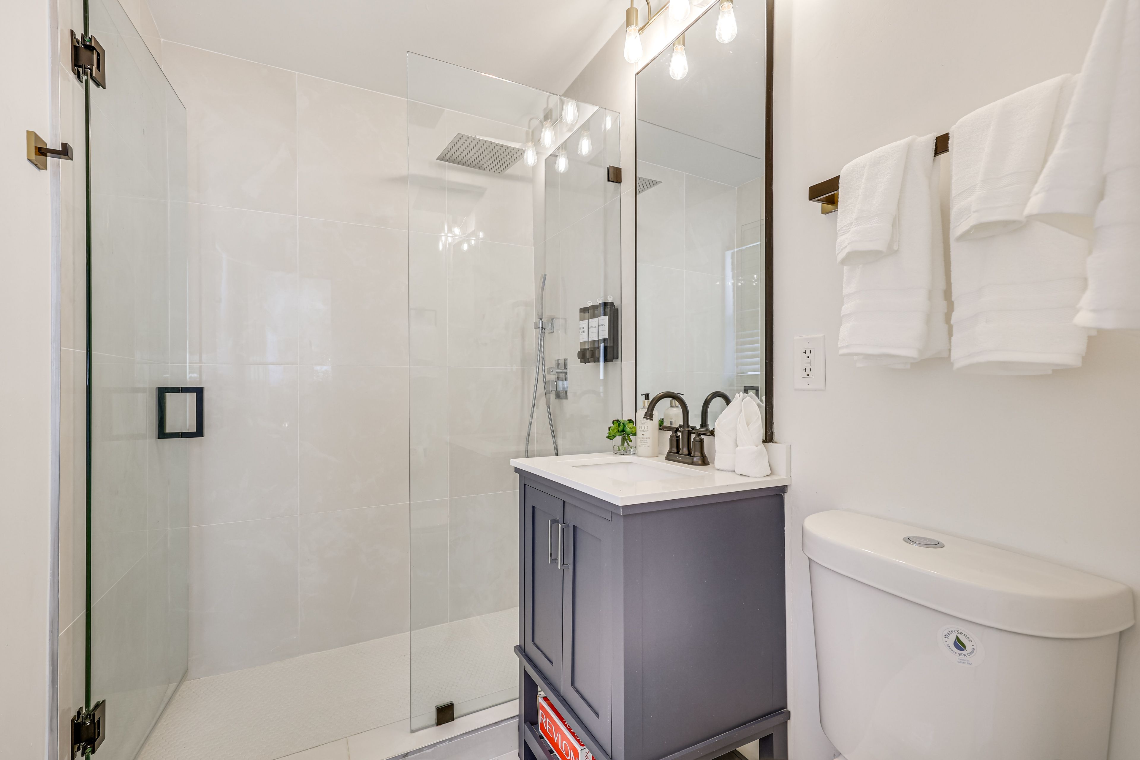 Full Bathroom | Towels Provided