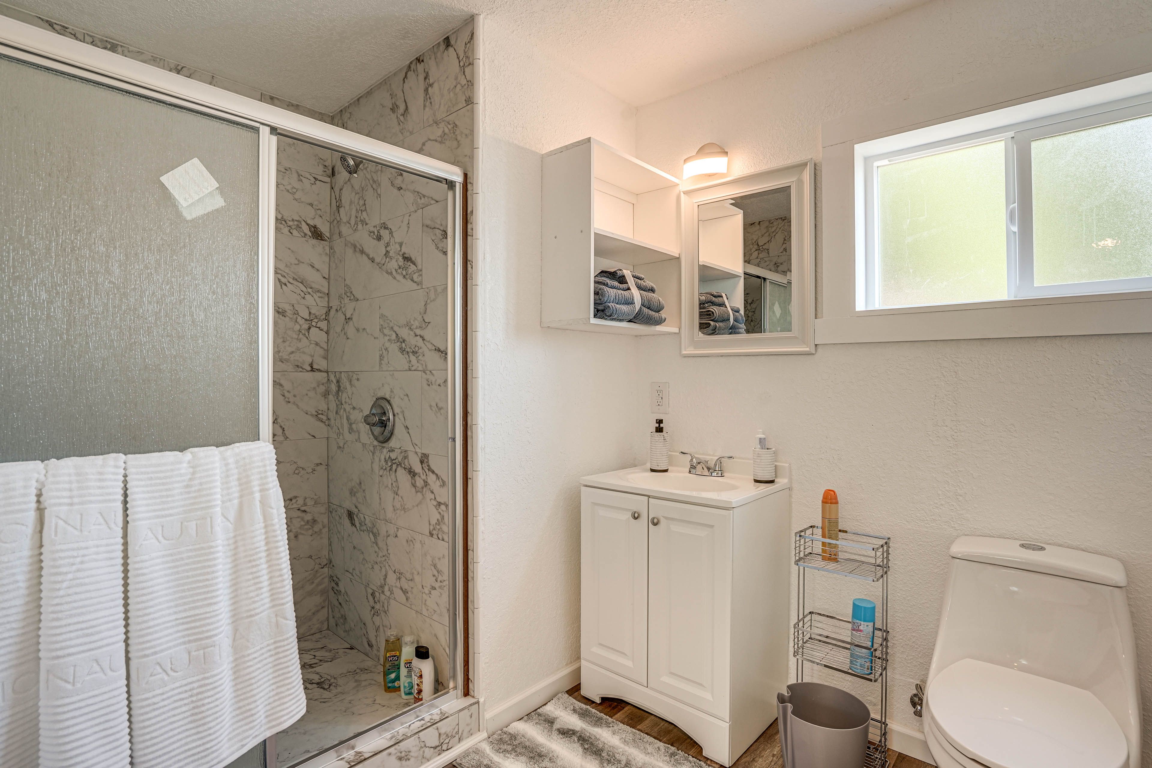 Full Bathroom | Towels Provided | Complimentary Toiletries