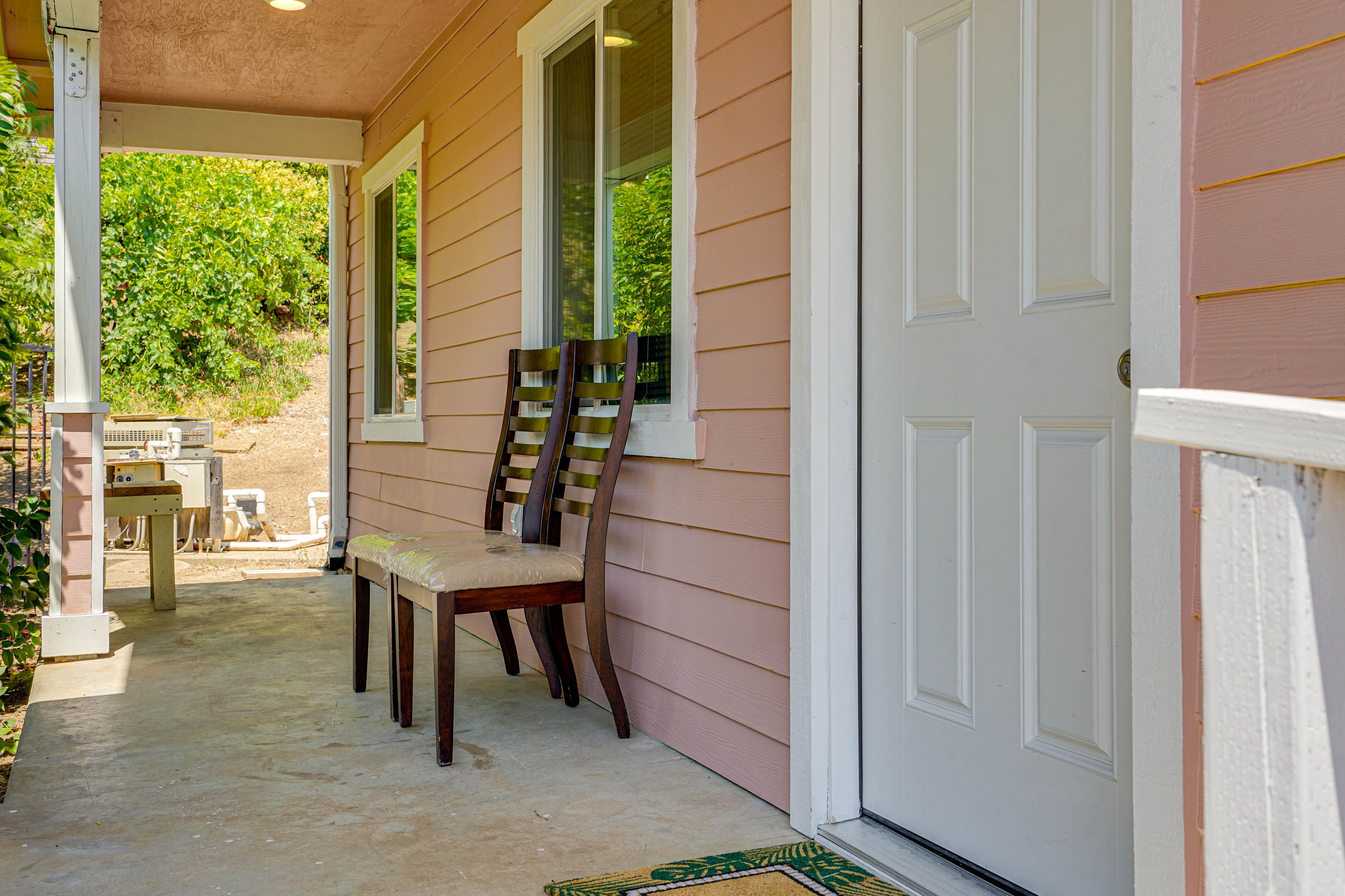 Covered Porch w/ Seating
