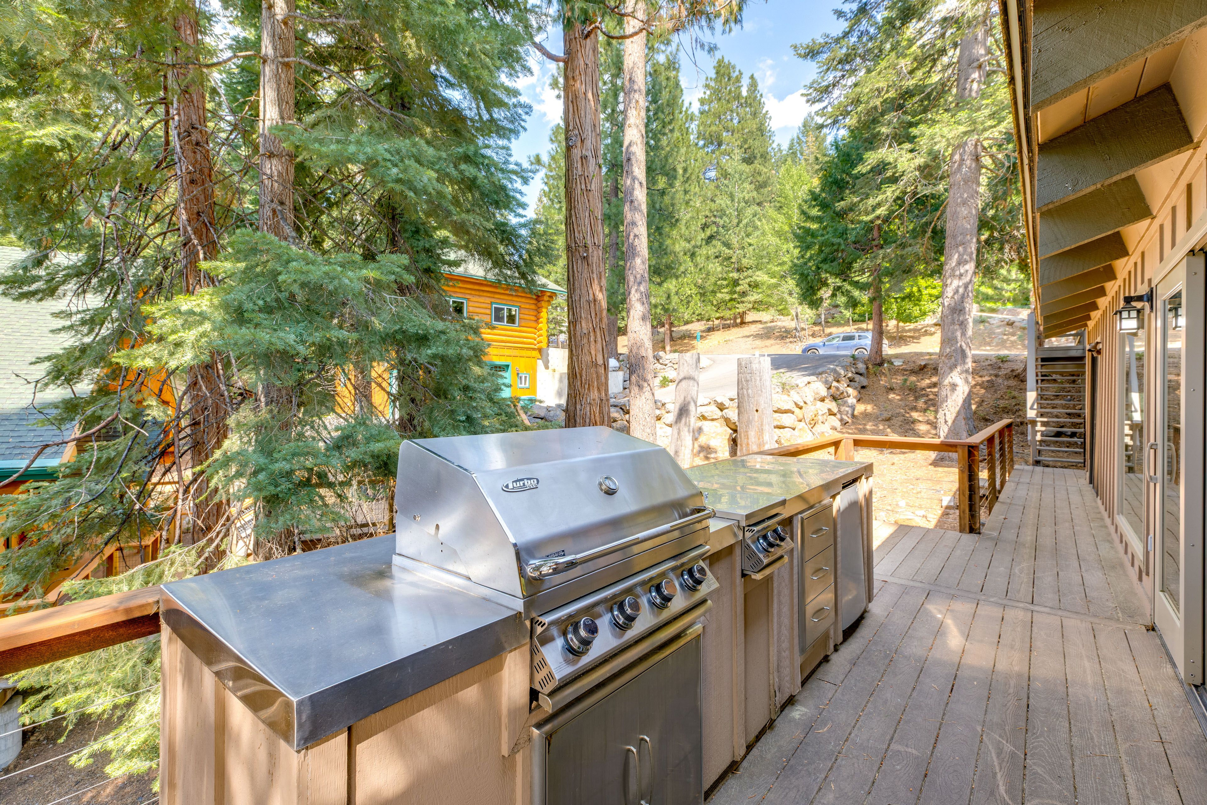 Outdoor Kitchen | Built-In Gas Grill | Fridge