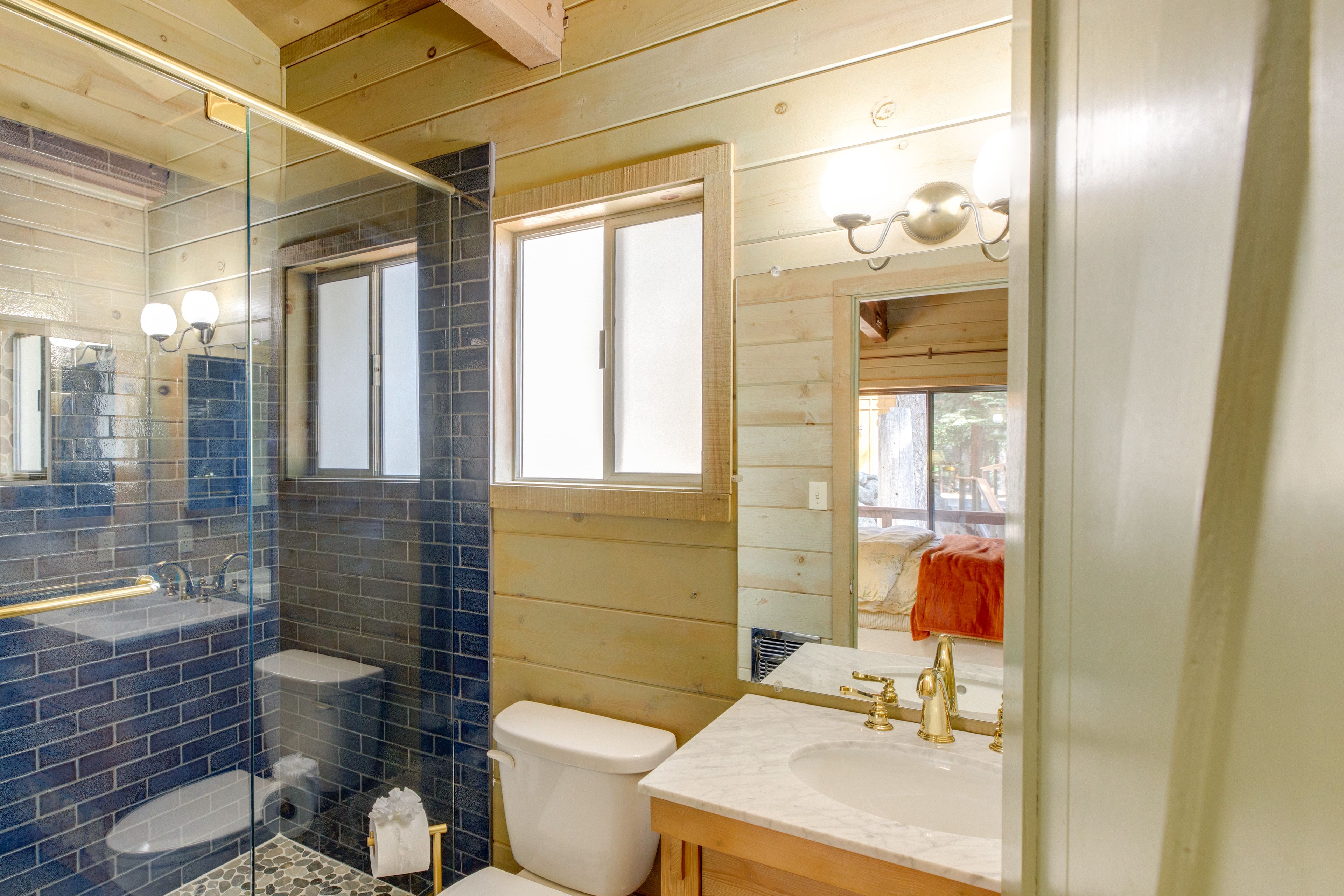 En-Suite Bathroom | Main Level | Towels Provided