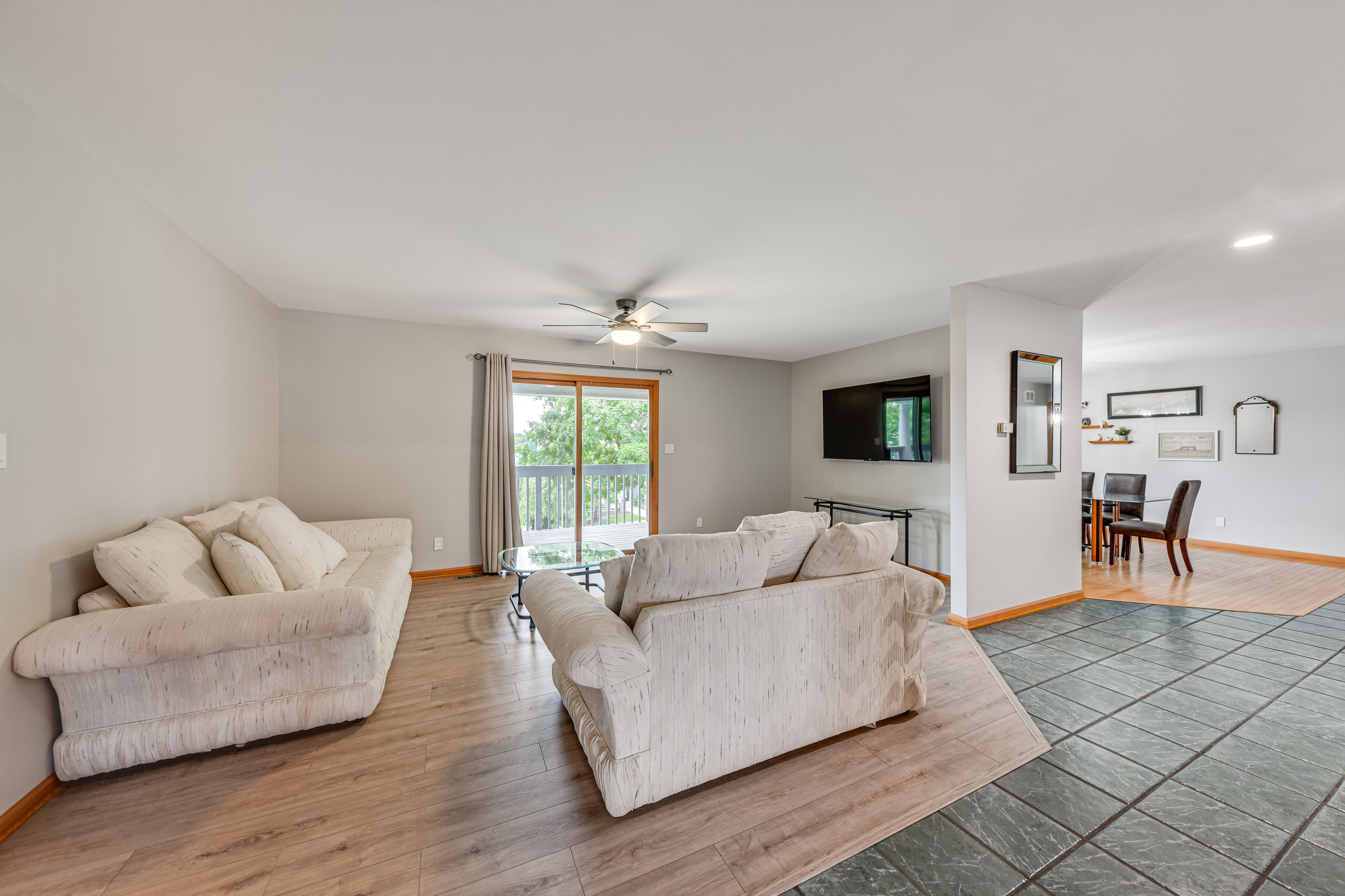 Living Room | Smart TV | Free WiFi | Central A/C & Heating
