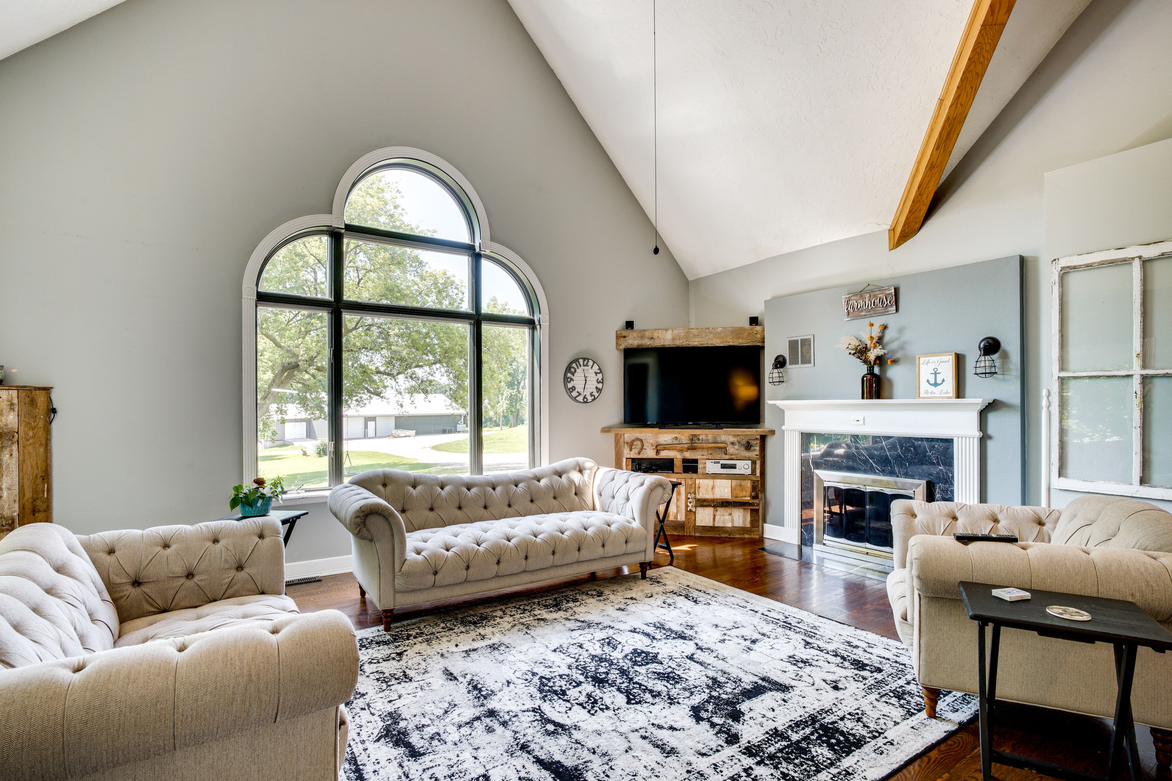 Living Room | Smart TV | Free WiFi | Fireplace | 2nd Floor