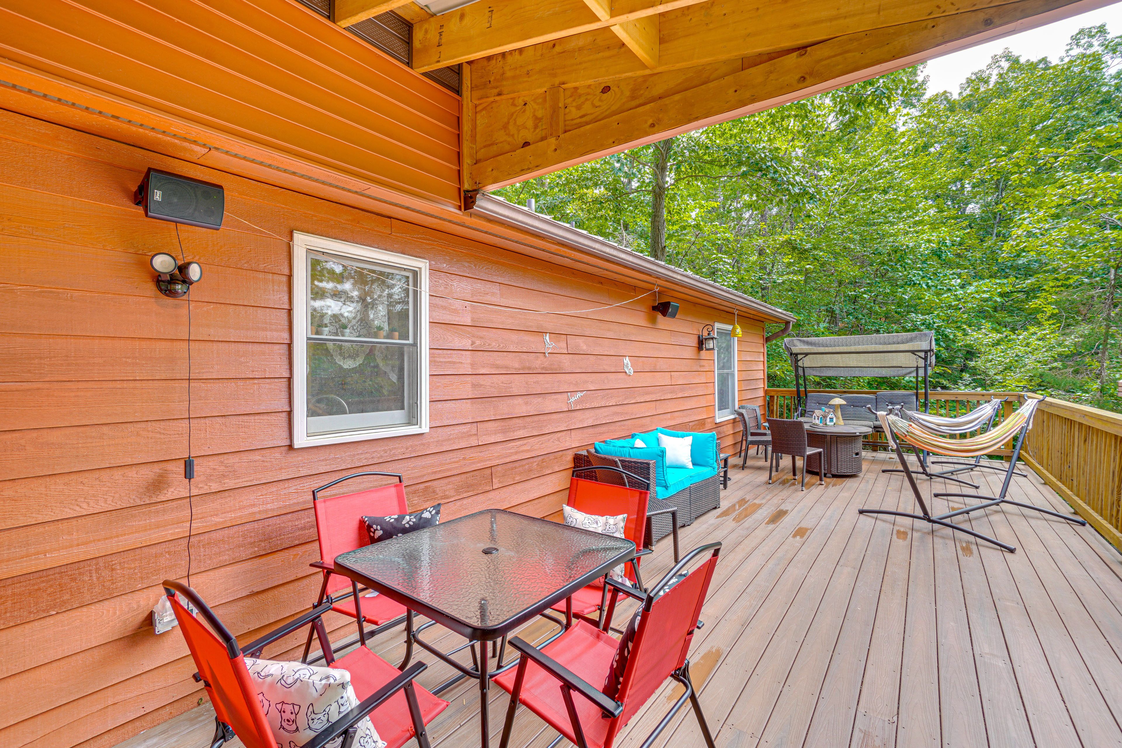 Furnished Deck | Outdoor Dining | 2 Hammocks