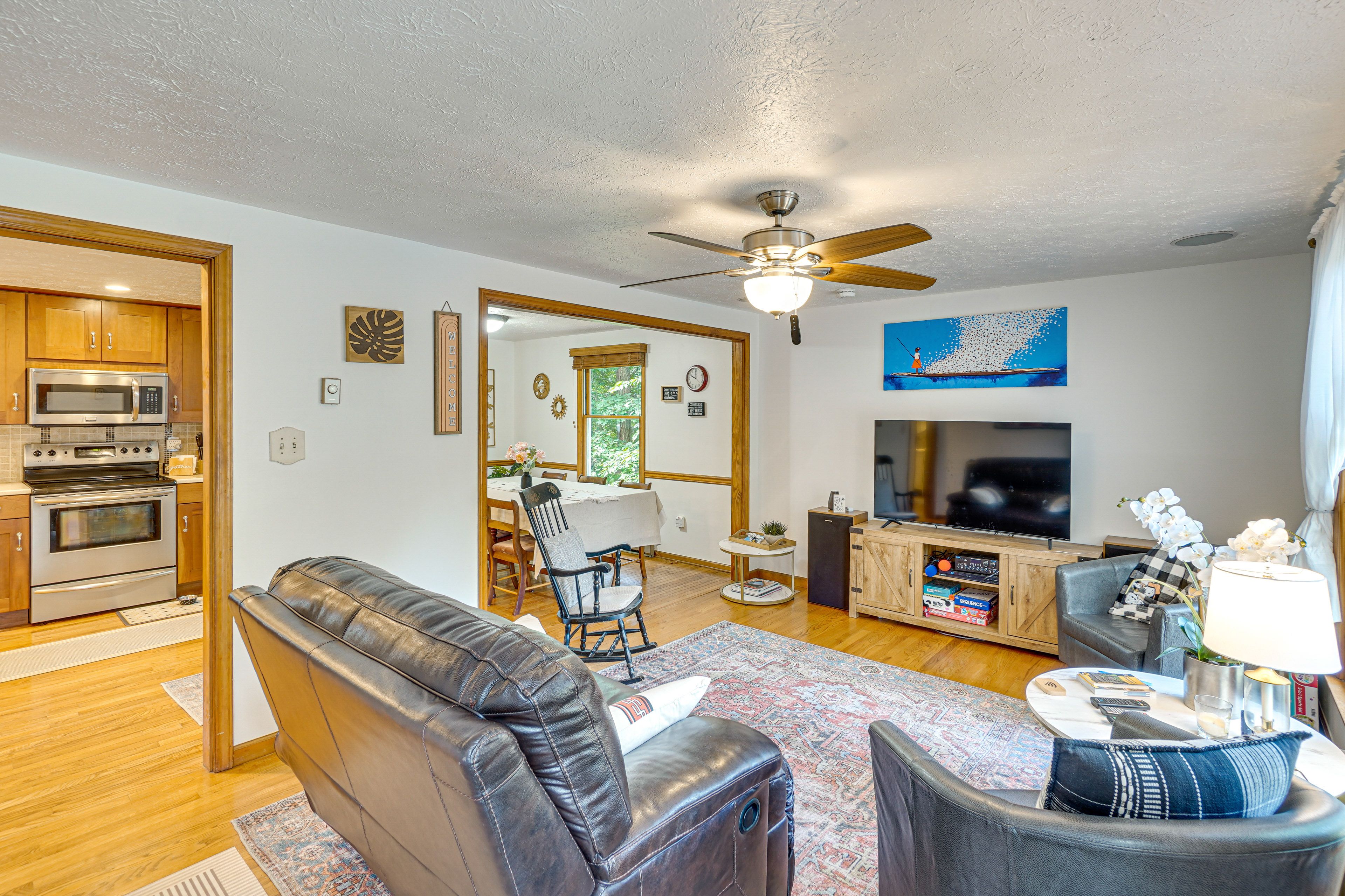 Living Room | Smart TV | Free WiFi | Central A/C & Heating