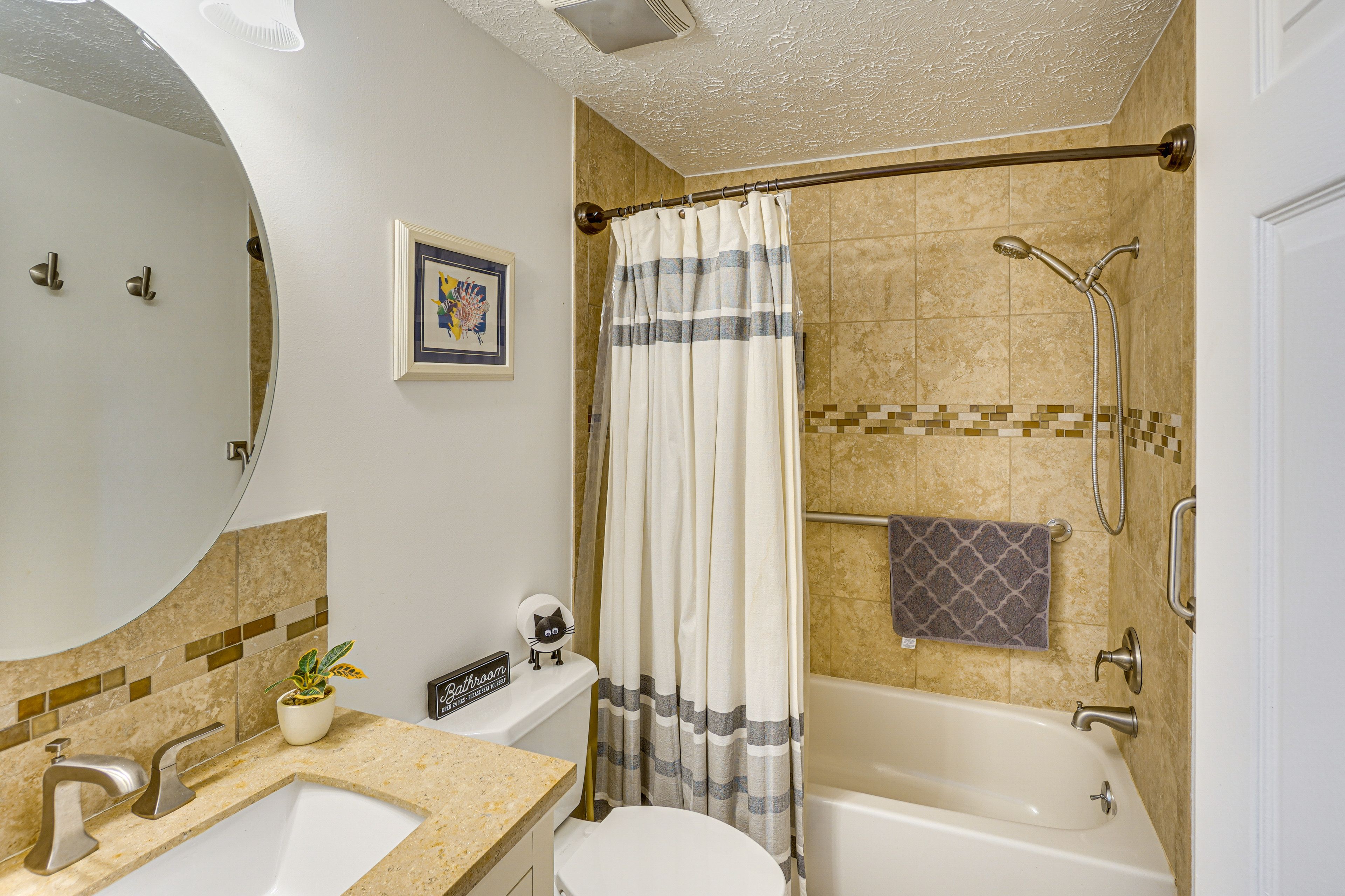 Full Bathroom | Complimentary Toiletries