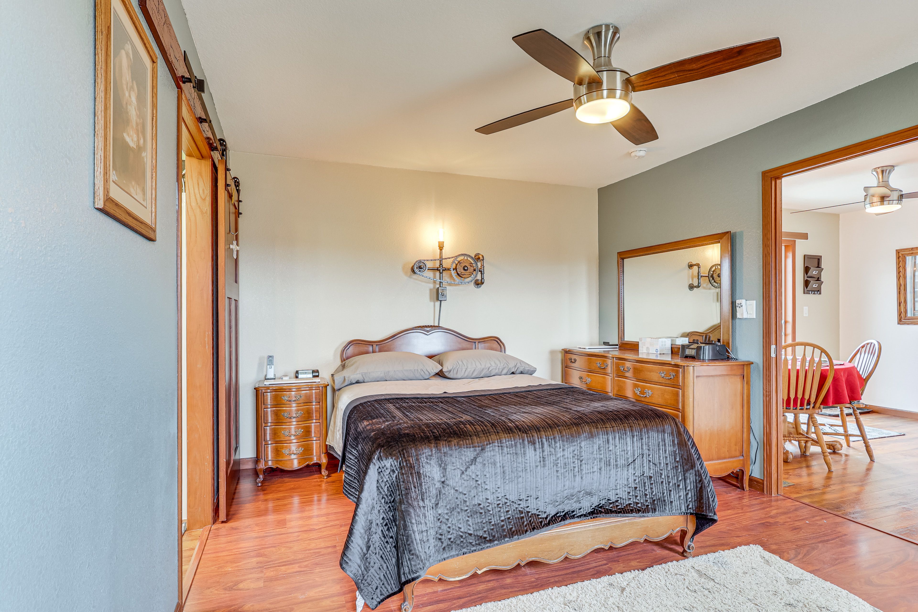 Bedroom 1 | Queen Bed
