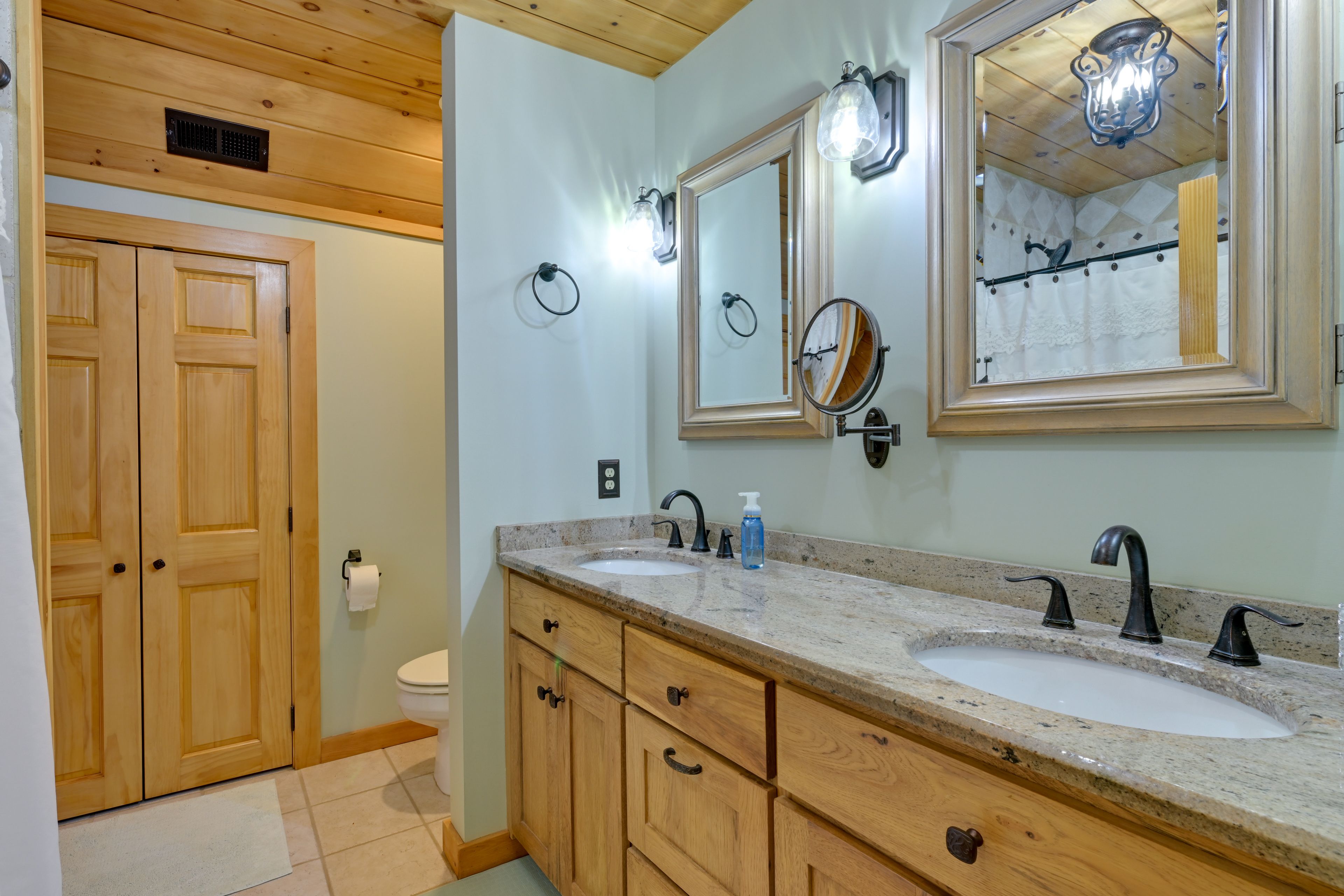 En-Suite Bathroom | Upper Floor