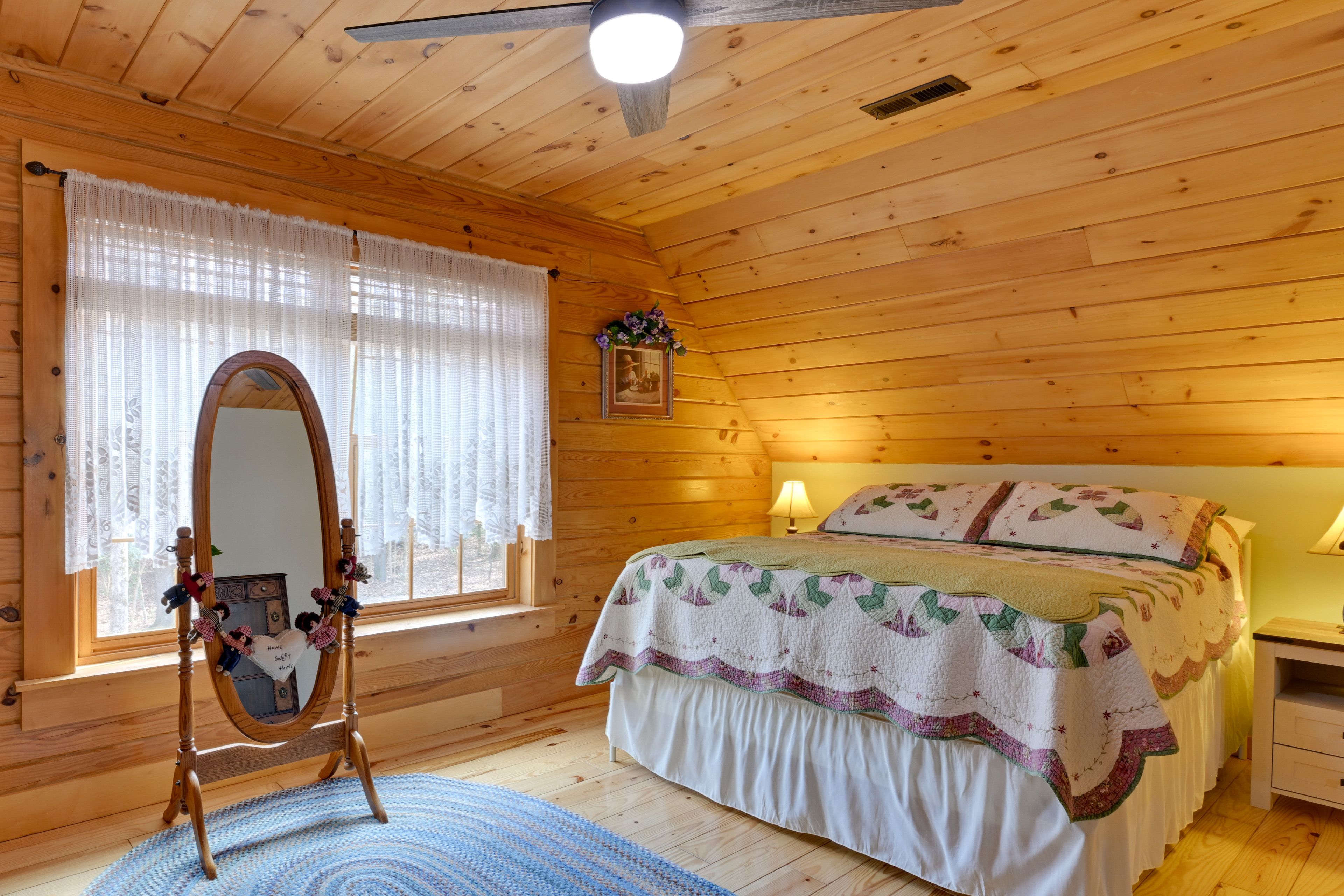 Bedroom 1 | Queen Bed | Upper Floor