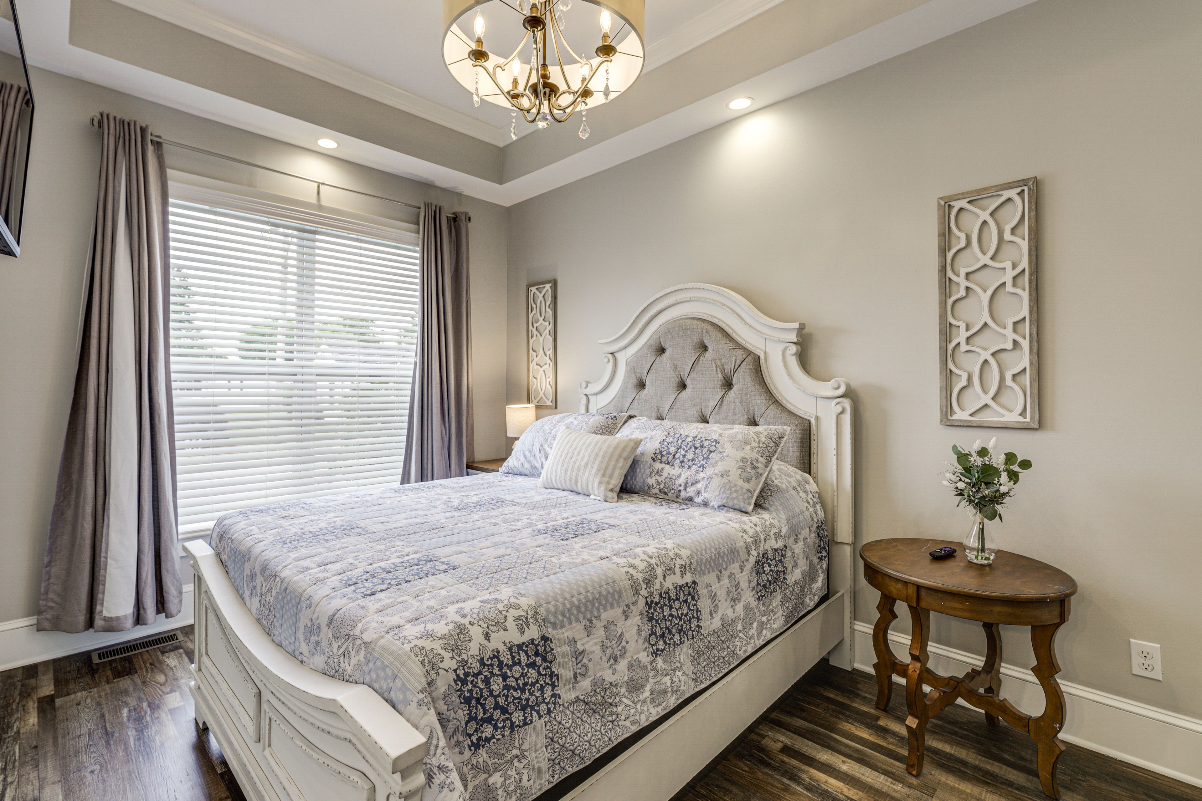 Bedroom 1 | Queen Bed | Linens Provided | 1st Floor