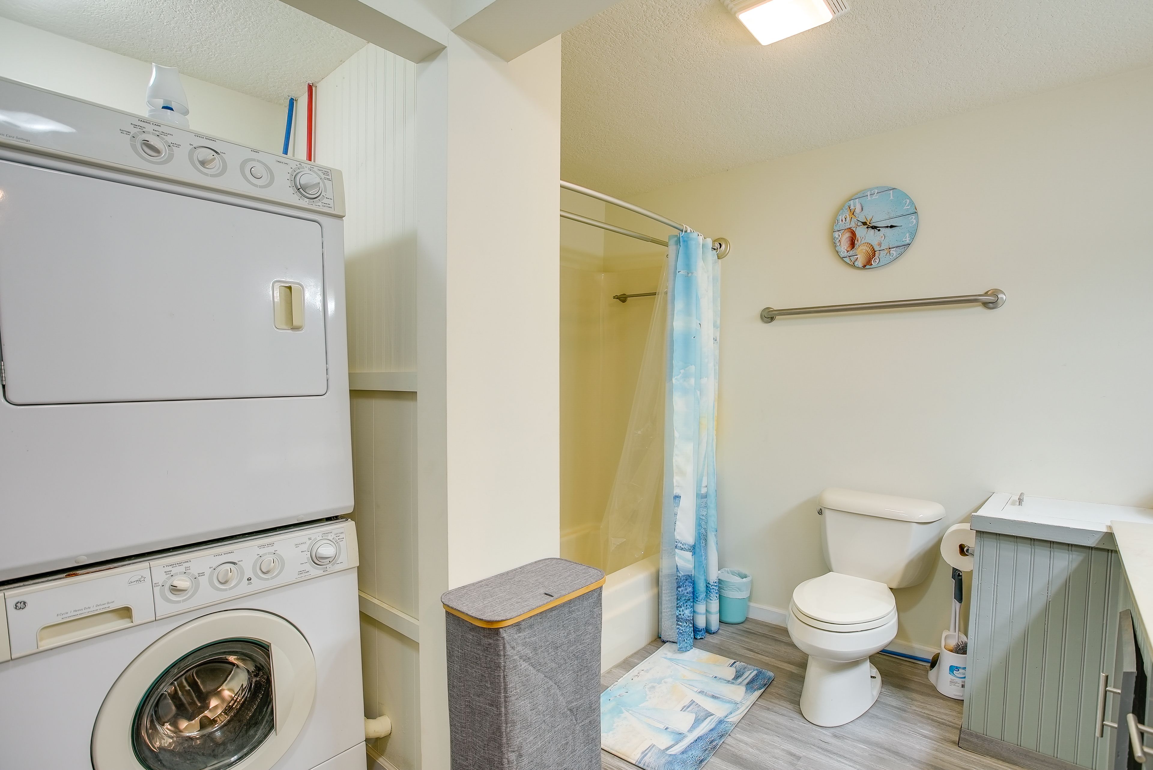 Full Bathroom | Towels Provided