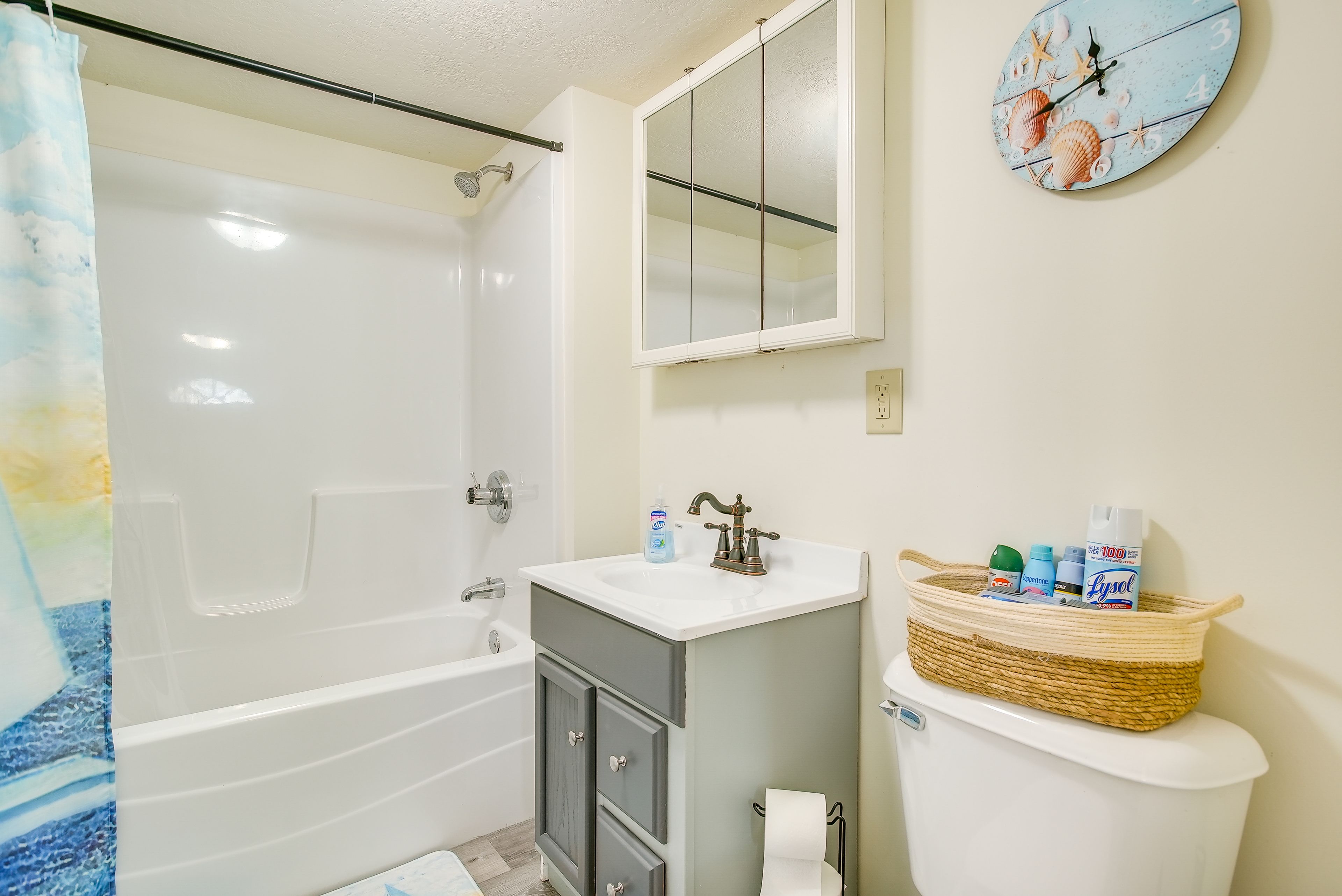 Full Bathroom | Towels Provided