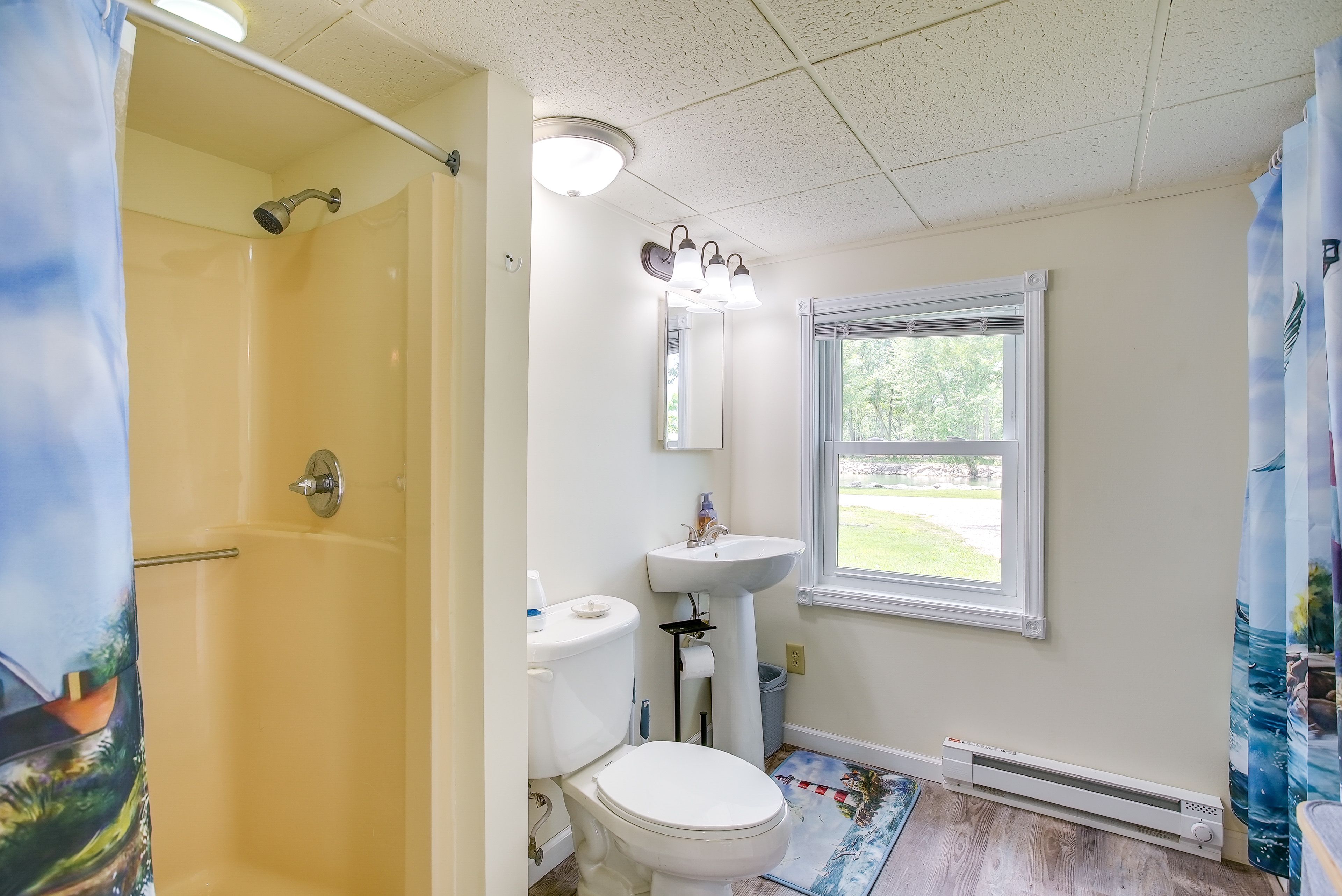 Full Bathroom | Towels Provided