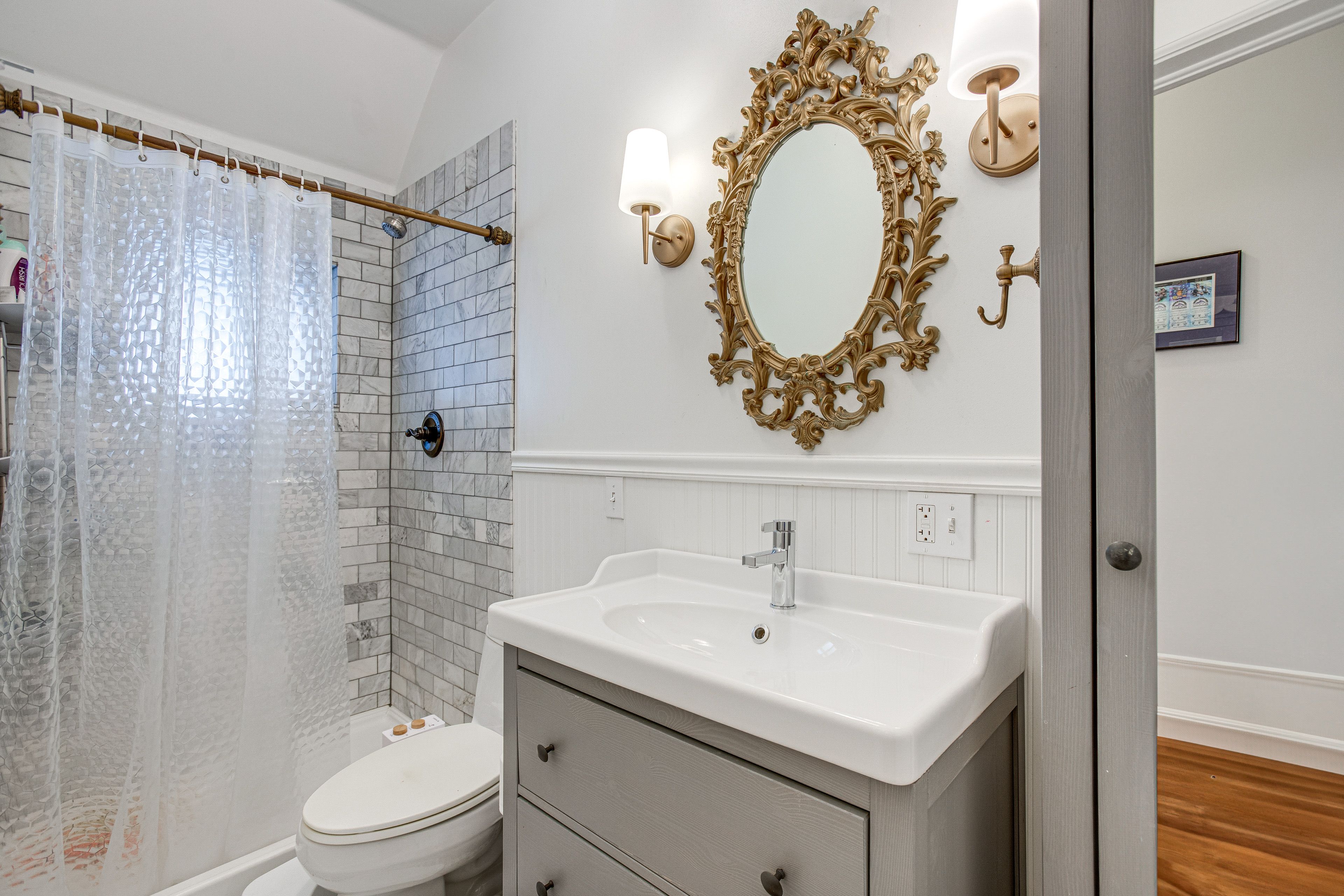 Full Bathroom | 2nd Floor