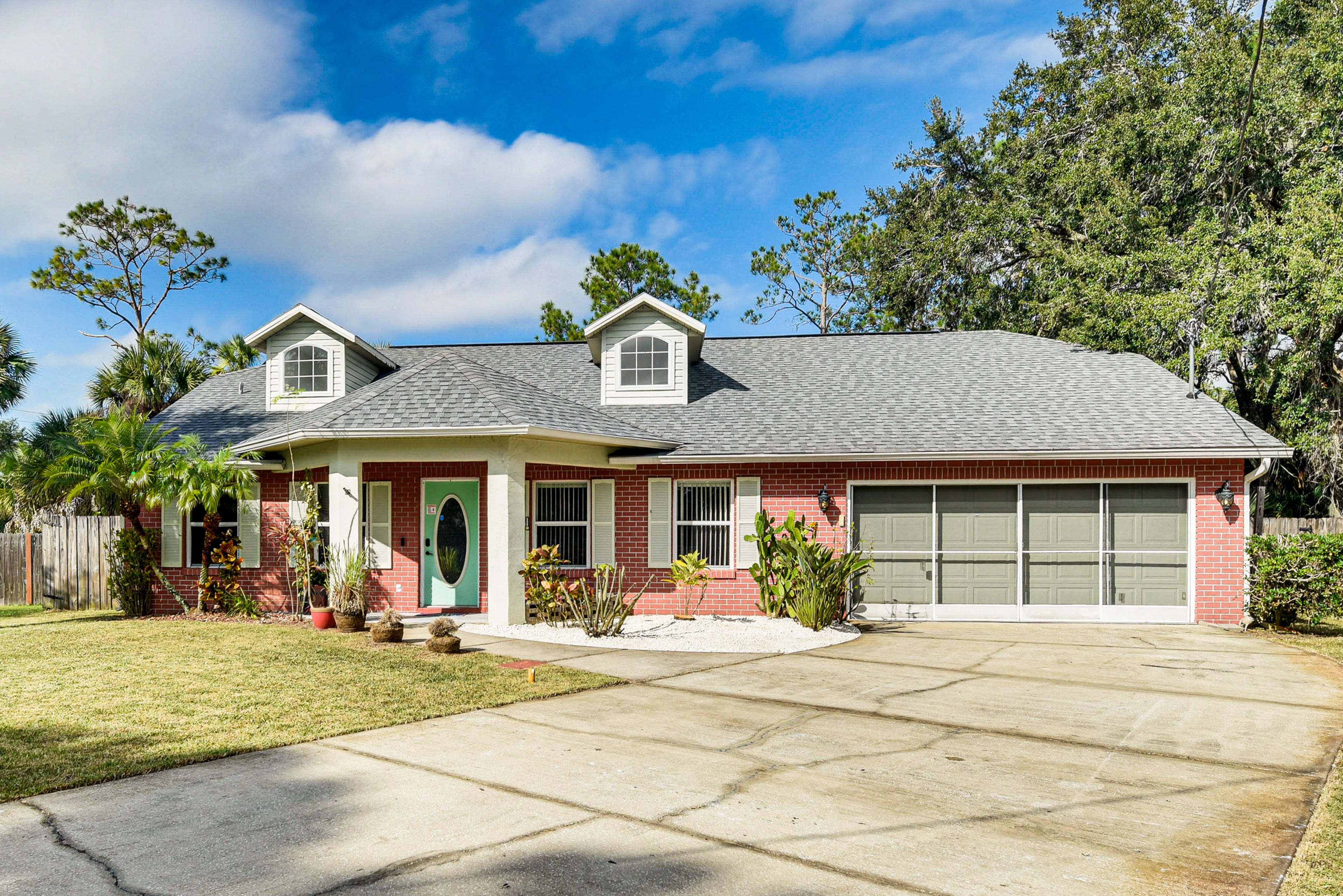 Parking | Driveway (4 Vehicles) | Garage Not Available