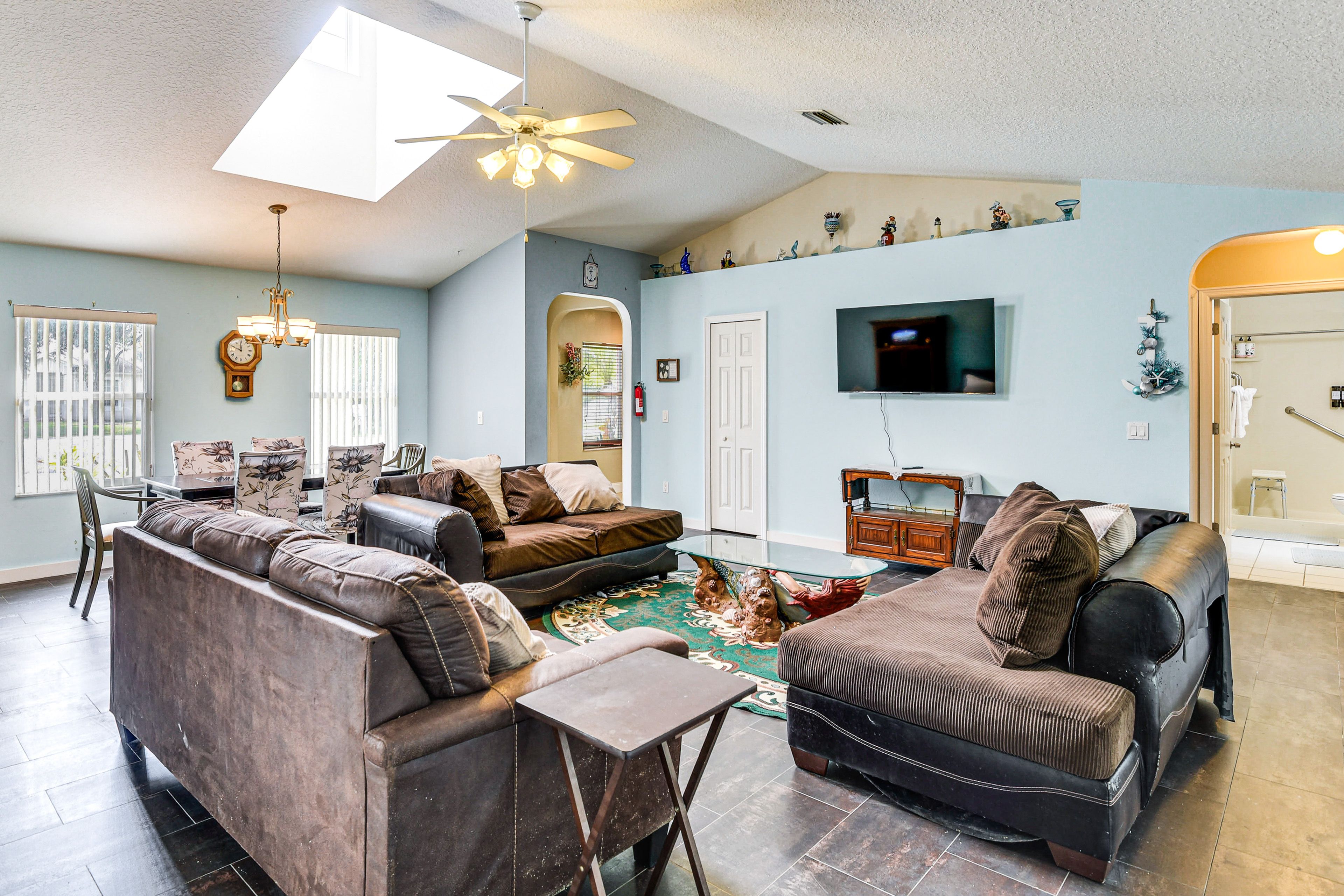 Living Room | Full Sleeper Sofa | Free WiFi | Central Heating & Air Conditioning