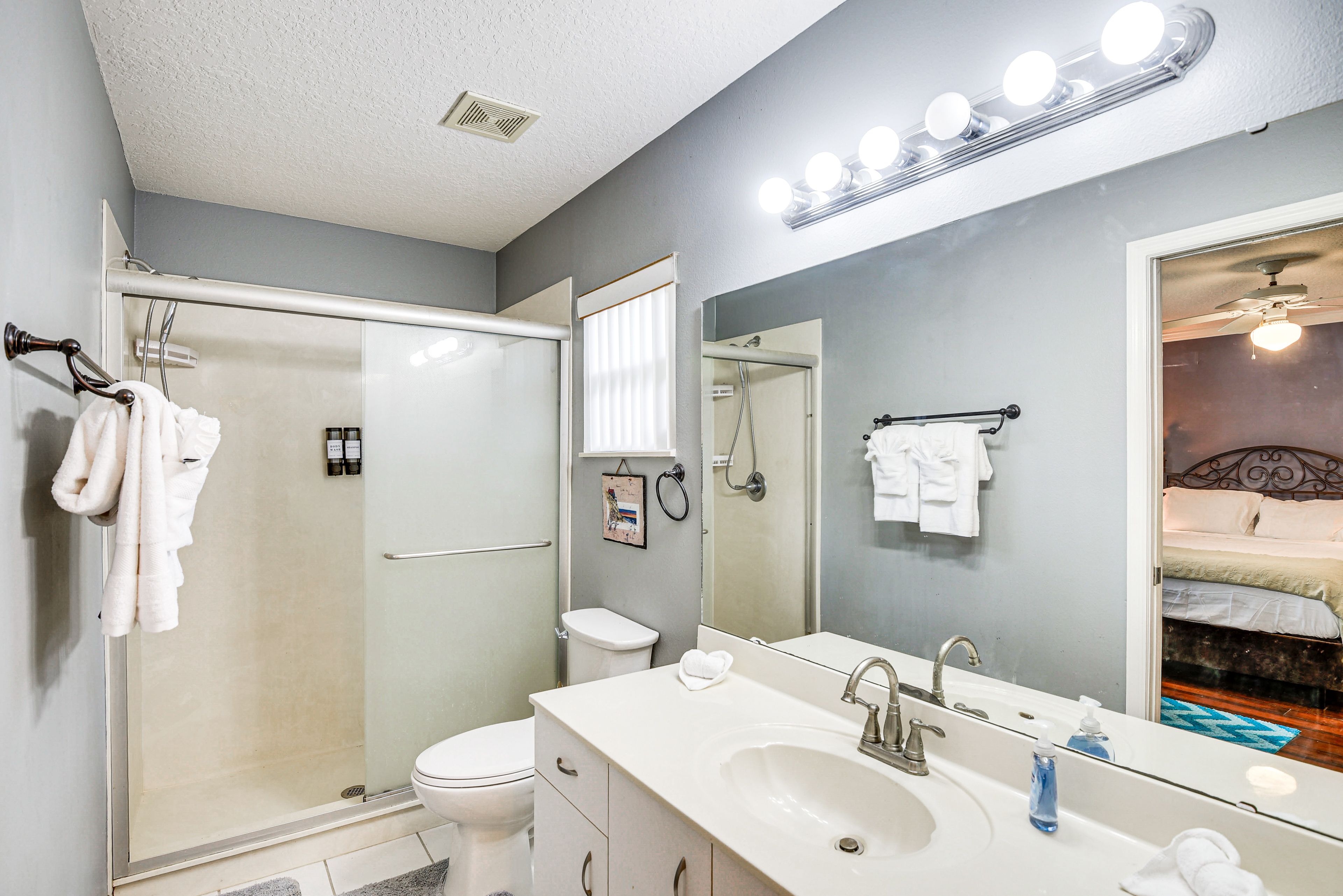 Full Bathroom | Complimentary Toiletries | Towels Provided