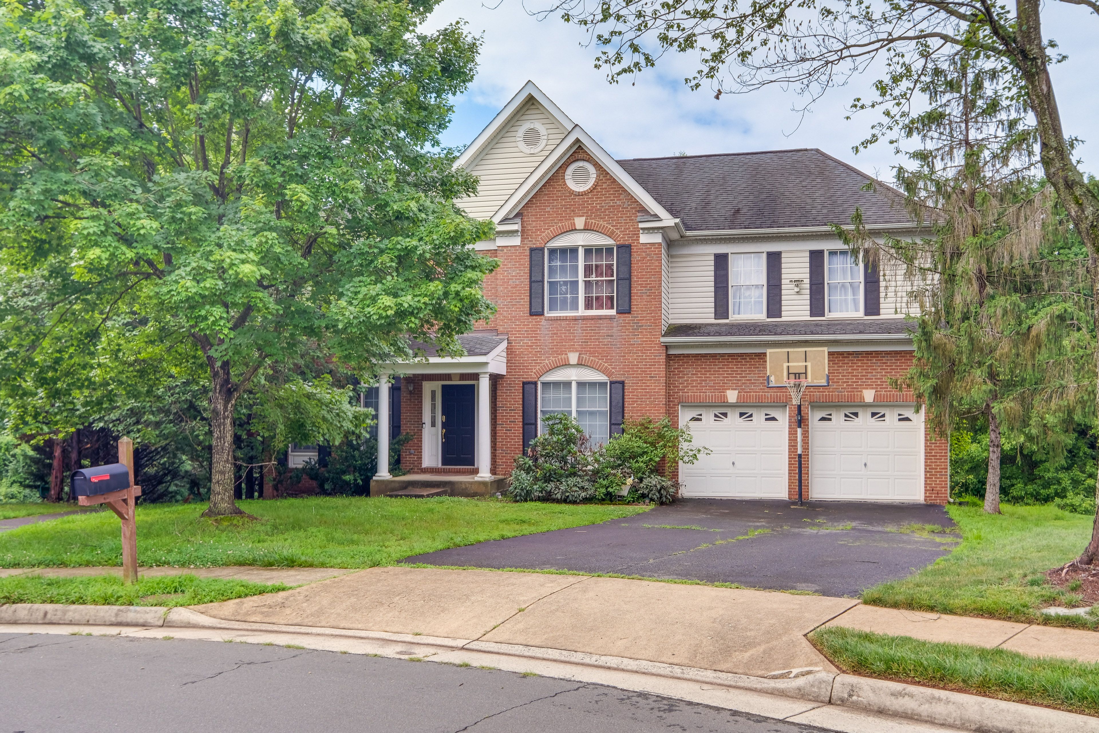 Herndon Vacation Rental | 4BR | 2.5BA | 3,500 Sq Ft | Stairs Required