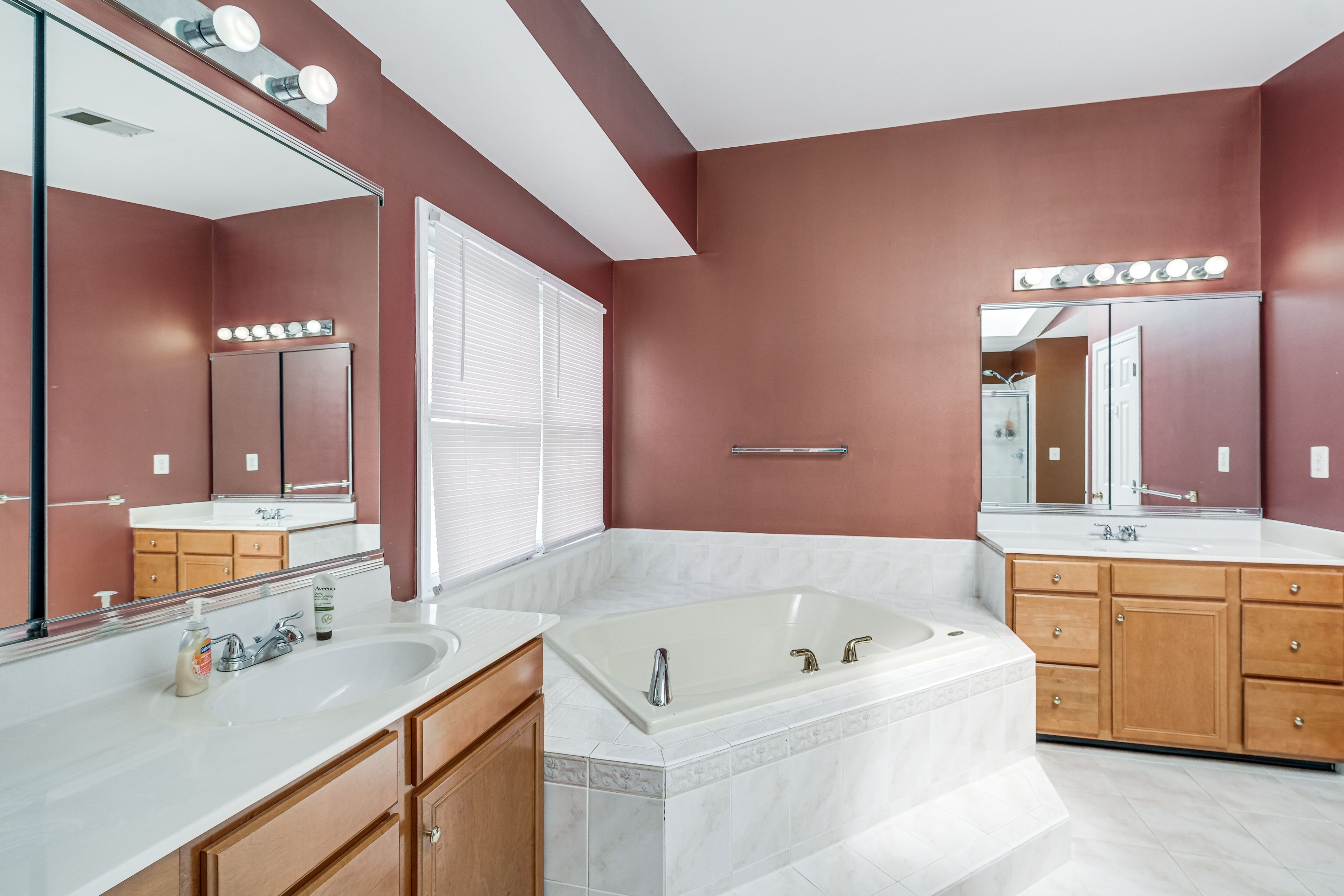 Full Bathroom | 2nd Floor