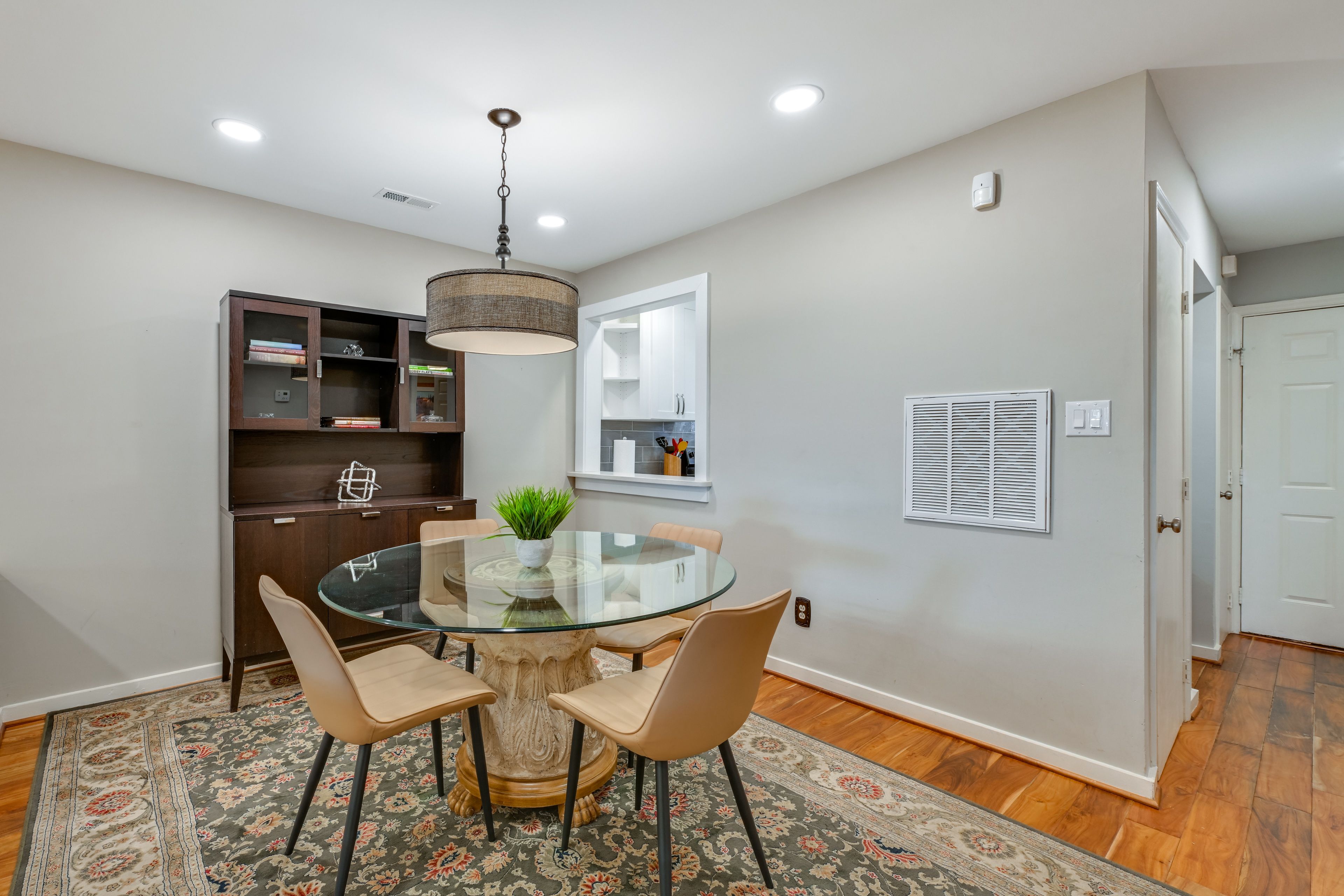 Dining Area | Dishware/Flatware Provided